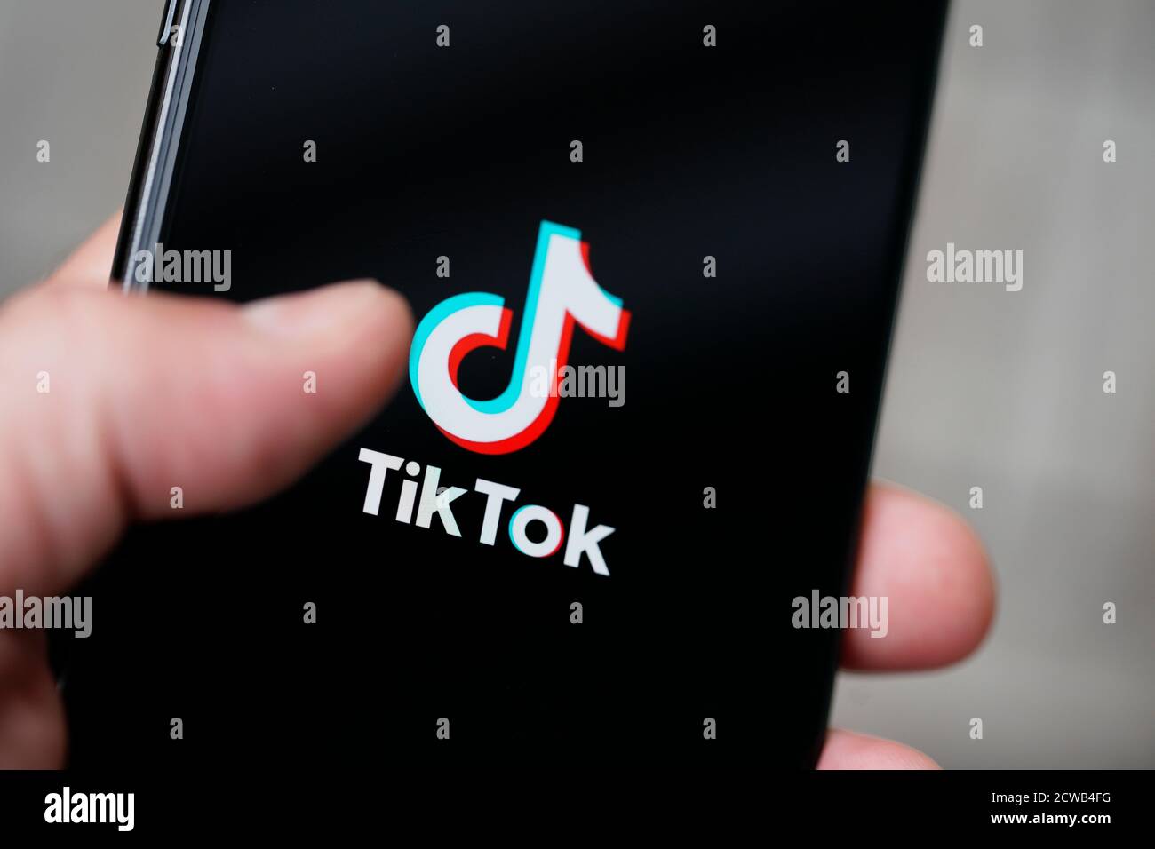 Il logo TikTok è visibile su un iPhone 11 Pro max in questa illustrazione fotografica a Varsavia, Polonia, il 29 settembre 2020. L'app TikTok sarà vietata dagli app store statunitensi da domenica a meno che il presidente Donald Trump non approvi un accordo dell'ultimo minuto tra la società tecnologica statunitense Oracle e il proprietario di TikTok ByteDance. Le autorità STATUNITENSI affermano che l'app cinese per la condivisione di video minaccia la sicurezza nazionale e potrebbe trasmettere i dati degli utenti alla Cina. (Foto di Jaap Arriens / Sipa USA) Foto Stock