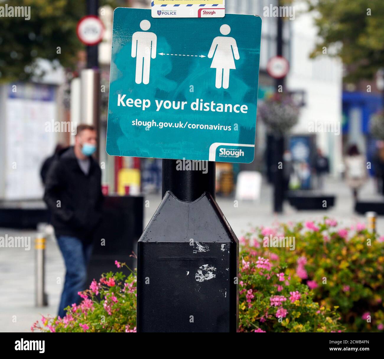 Gli acquirenti di High Street a Slough come la città del Berkshire è stato rimandato alla lista di controllo del governo a causa di un aumento dei casi di coronavirus. Foto Stock
