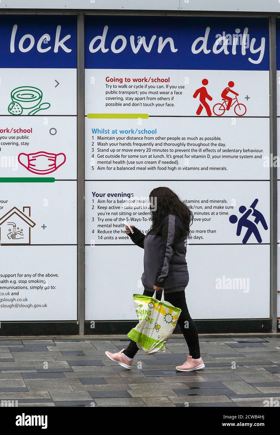 Gli acquirenti di High Street a Slough come la città del Berkshire è stato rimandato alla lista di controllo del governo a causa di un aumento dei casi di coronavirus. Foto Stock