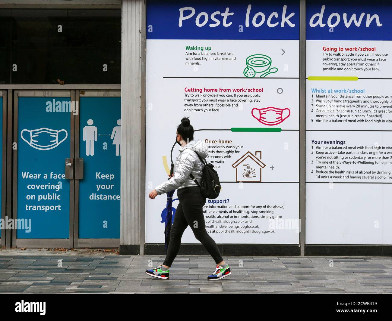 Gli acquirenti di High Street a Slough come la città del Berkshire è stato rimandato alla lista di controllo del governo a causa di un aumento dei casi di coronavirus. Foto Stock