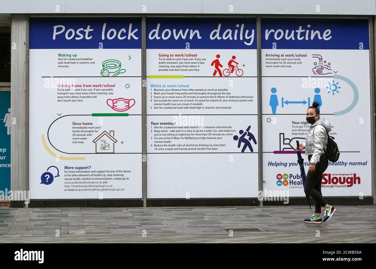 Gli acquirenti di High Street a Slough come la città del Berkshire è stato rimandato alla lista di controllo del governo a causa di un aumento dei casi di coronavirus. Foto Stock