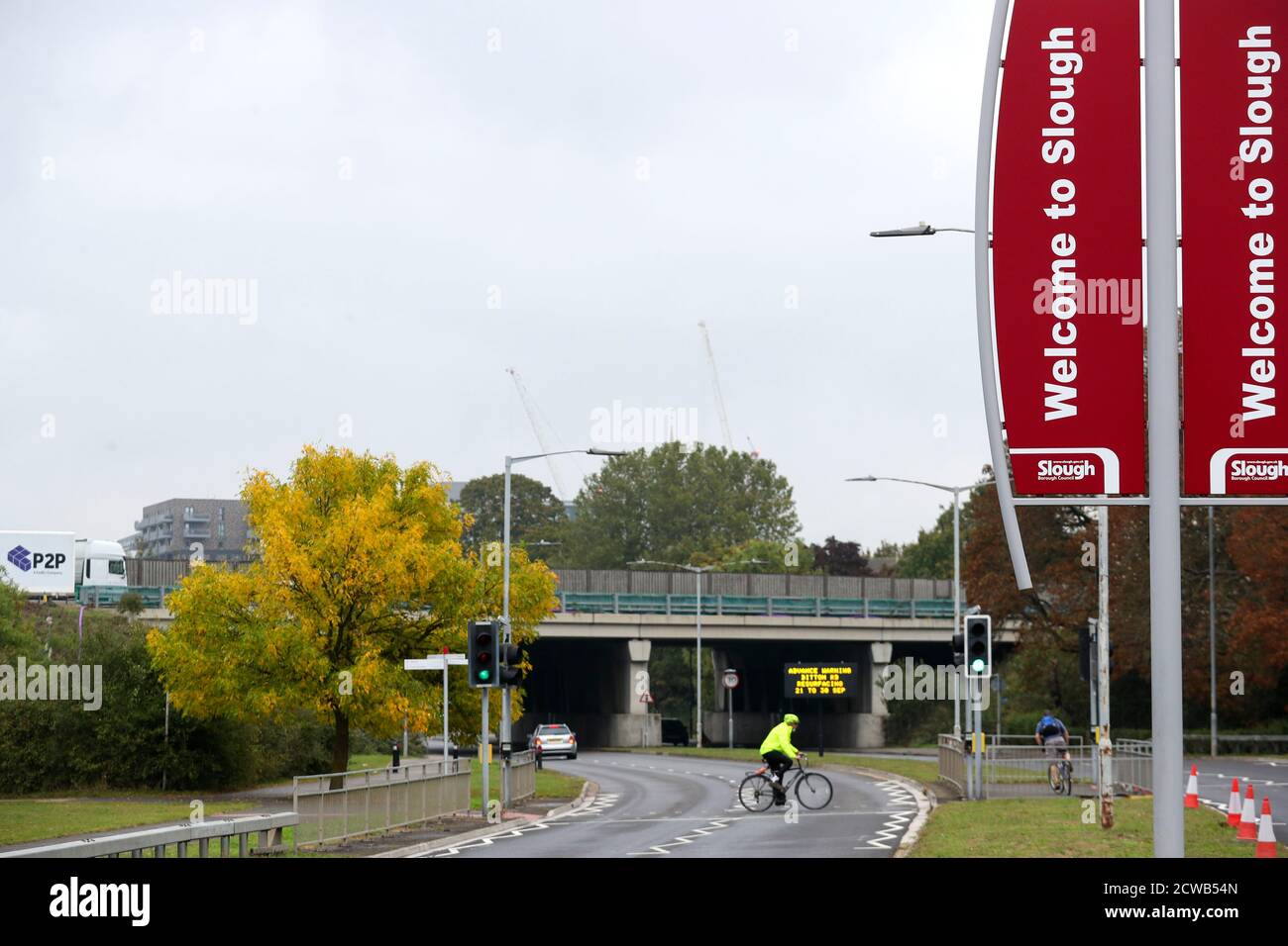 Un cartello di benvenuto a Slough come la città di Berkshire è stato rimandato alla lista di controllo del governo a causa di un aumento dei casi di coronavirus. Foto Stock