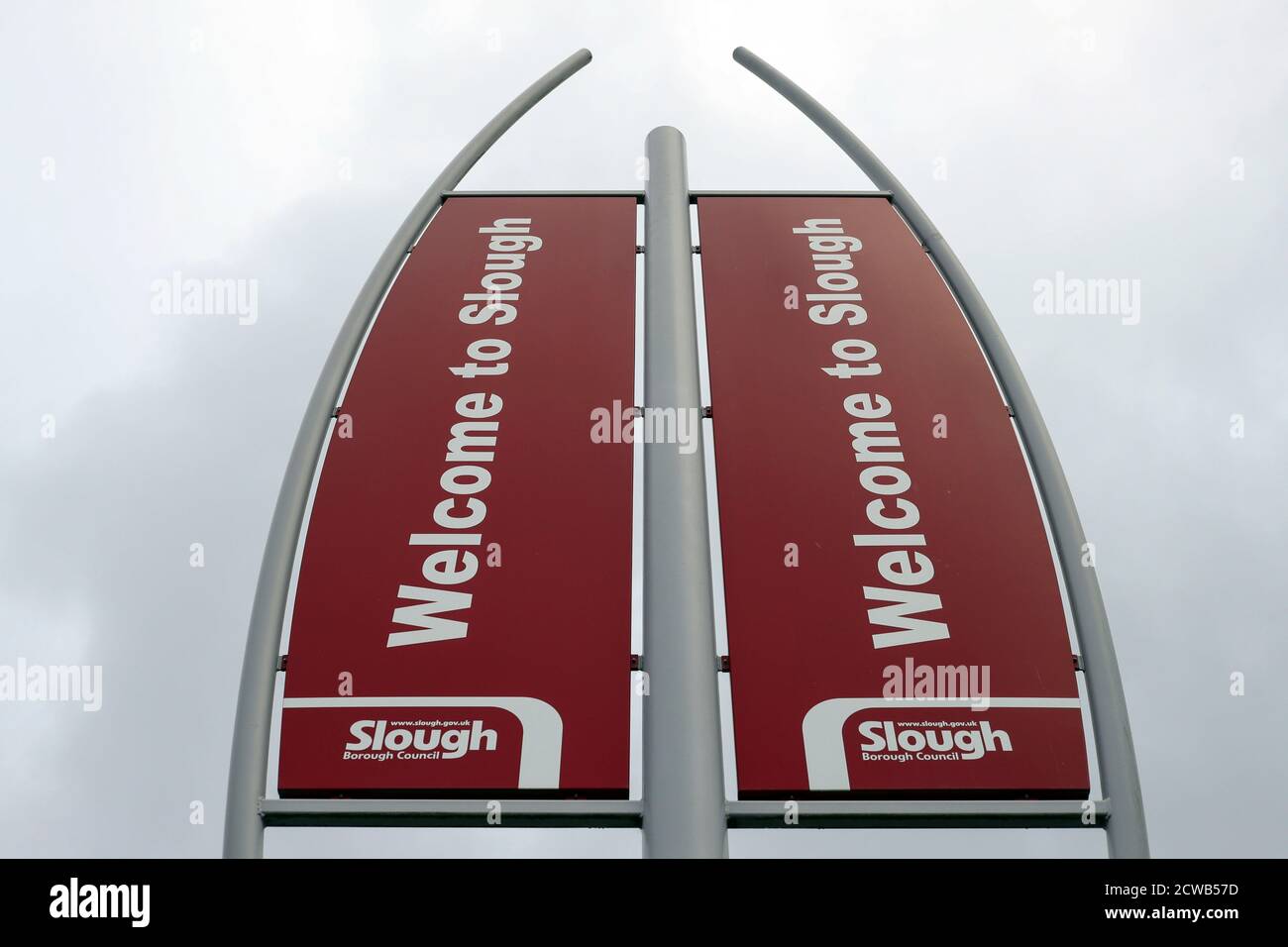 Un cartello di benvenuto a Slough come la città di Berkshire è stato rimandato alla lista di controllo del governo a causa di un aumento dei casi di coronavirus. Foto Stock