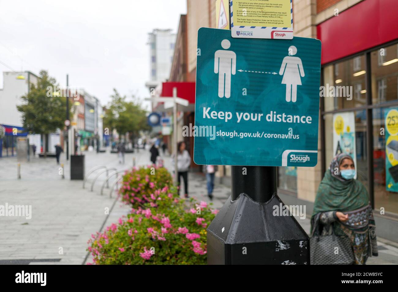 Gli acquirenti di High Street a Slough come la città del Berkshire è stato rimandato alla lista di controllo del governo a causa di un aumento dei casi di coronavirus. Foto Stock
