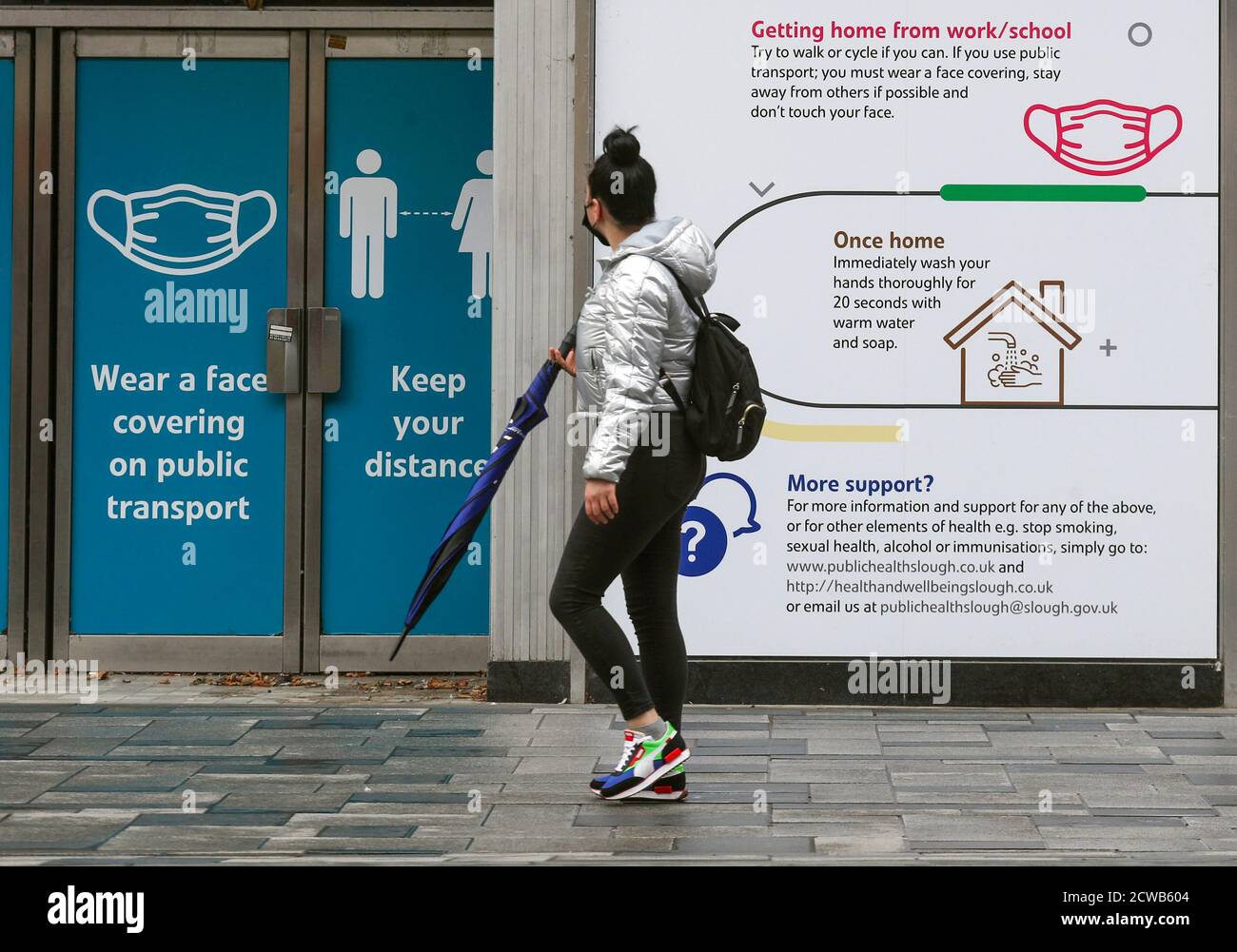 Gli acquirenti di High Street a Slough come la città del Berkshire è stato rimandato alla lista di controllo del governo a causa di un aumento dei casi di coronavirus. Foto Stock