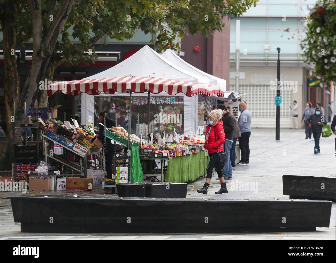 Gli acquirenti di High Street a Slough come la città del Berkshire è stato rimandato alla lista di controllo del governo a causa di un aumento dei casi di coronavirus. Foto Stock