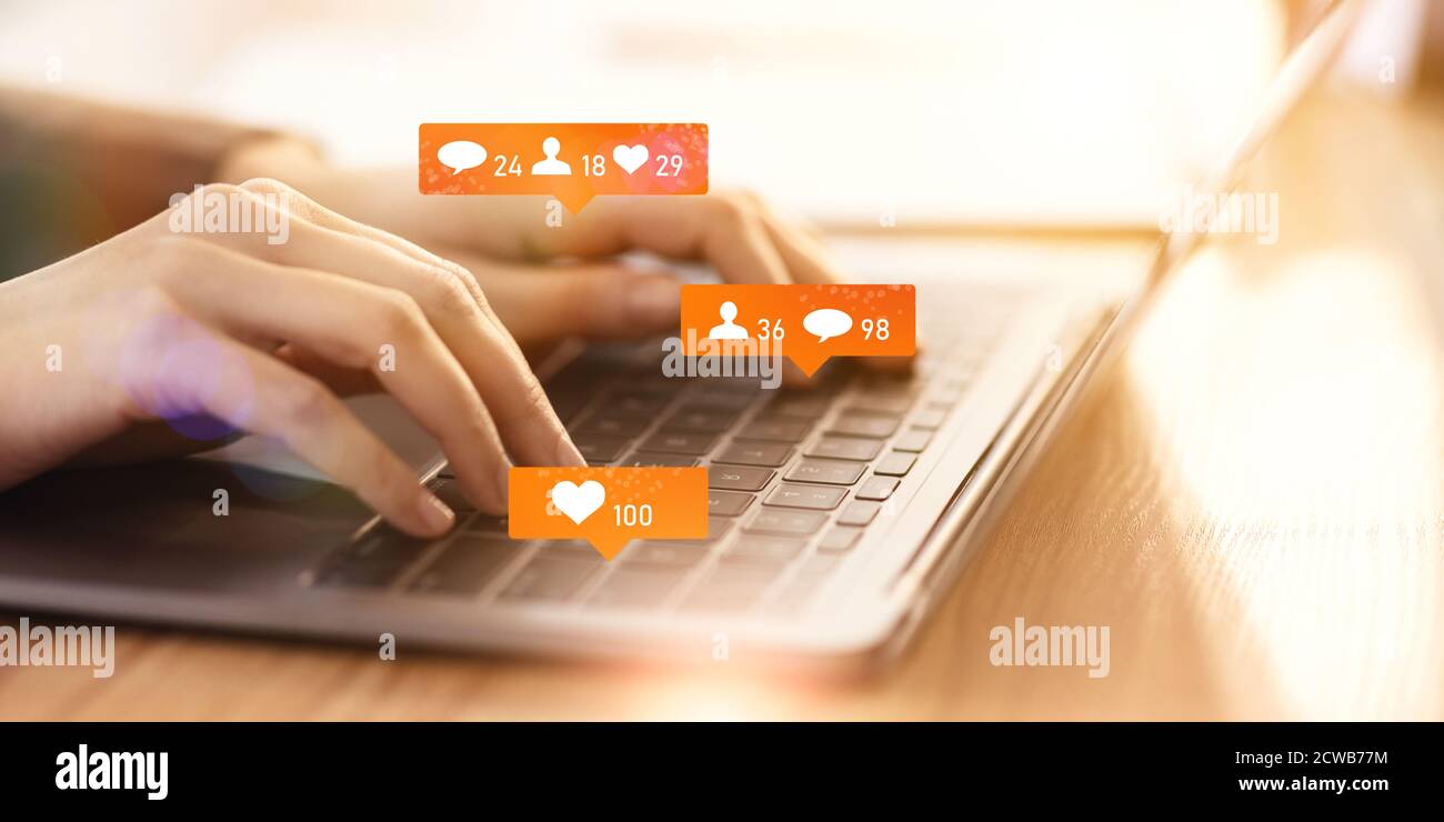 Donna irriconoscibile che usa il laptop e i social media seduti all'interno, collage Foto Stock