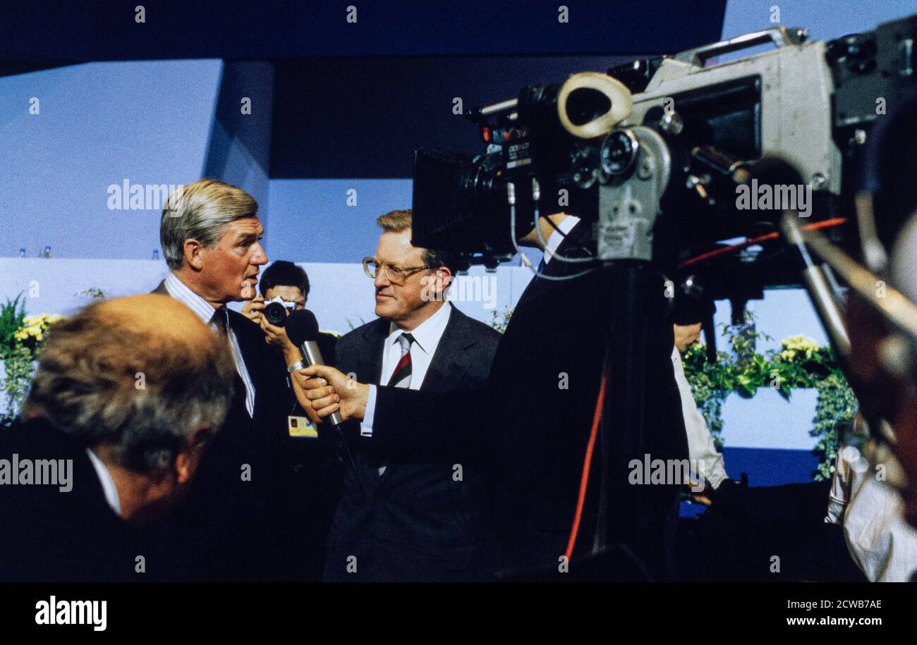 Cecil Parkinson e Tom King sono stati intervistati per la televisione alla Conferenza del Partito conservatore a Bournemouth. 09 ottobre 1990. Foto: Neil Turner Foto Stock