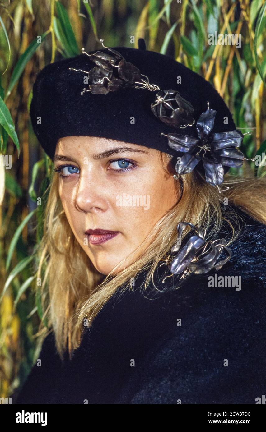 La studentessa del Buckinghamshire College Tracey Bishop modella una gamma di suoi propri progetti di pin per cappello. 16 novembre 1993. Foto: Neil Turner Foto Stock