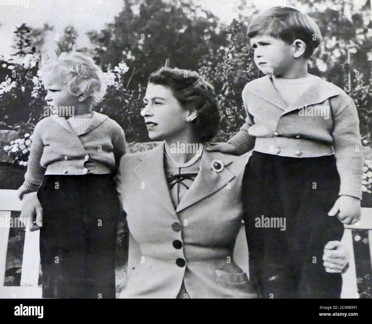 Fotografia della Regina Elisabetta II con il Principe Carlo e il Principe Andrea al Castello Balmoral. Foto Stock