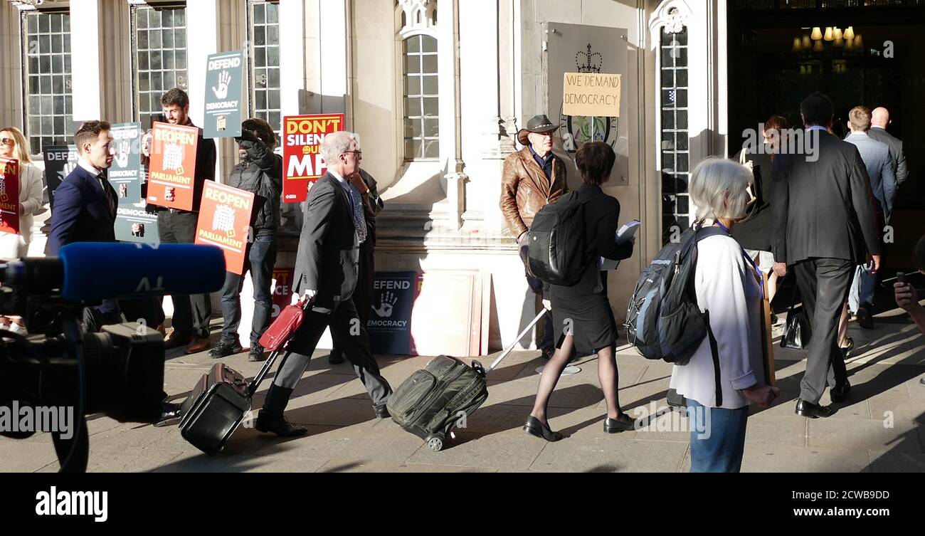 La squadra legale arriva alla Corte Suprema di Londra, sentendo la contestazione legale alla Prorogazione del Parlamento , da parte di Gina Miller. 17 settembre 2019. La proroga del Parlamento è stata ordinata dalla regina Elisabetta II su consiglio del primo ministro conservatore Boris Johnson, il 28 agosto 2019. I politici dell'opposizione lo hanno visto come un tentativo incostituzionale di ridurre il controllo parlamentare del piano Brexit del governo. Gina Nadira Miller è un imprenditore e attivista della Guyanese-britannica che ha avviato il 2016 R contro Segretario di Stato per aver chiuso il procedimento giudiziario dell'Unione europea contro la BRI Foto Stock