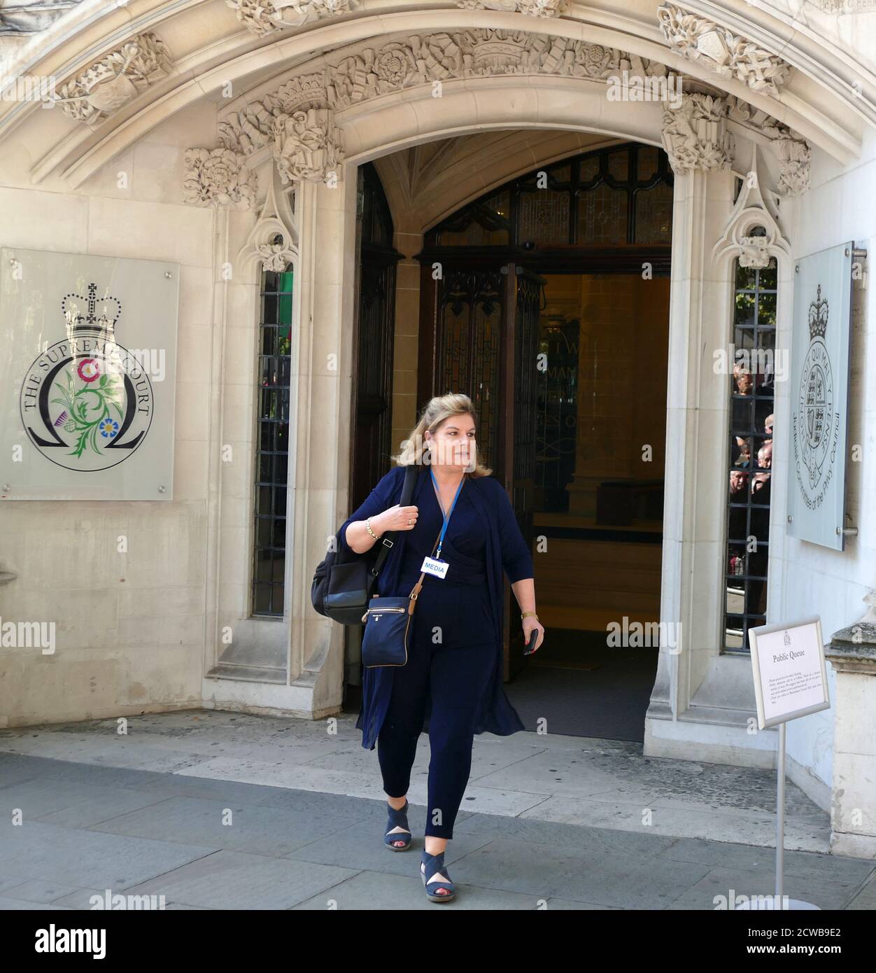 Benedicte Paviot, corrispondente britannico della Francia 24. E presidente della Foreign Press Association, partecipa alla Corte Suprema di Londra per riferire sull'audizione per contestare la Prorogazione del Parlamento. 17 settembre 2019. La proroga del Parlamento è stata ordinata dalla regina Elisabetta II su consiglio del primo ministro conservatore Boris Johnson, il 28 agosto 2019. I politici dell'opposizione lo hanno visto come un tentativo incostituzionale di ridurre il controllo parlamentare del piano Brexit del governo. Foto Stock