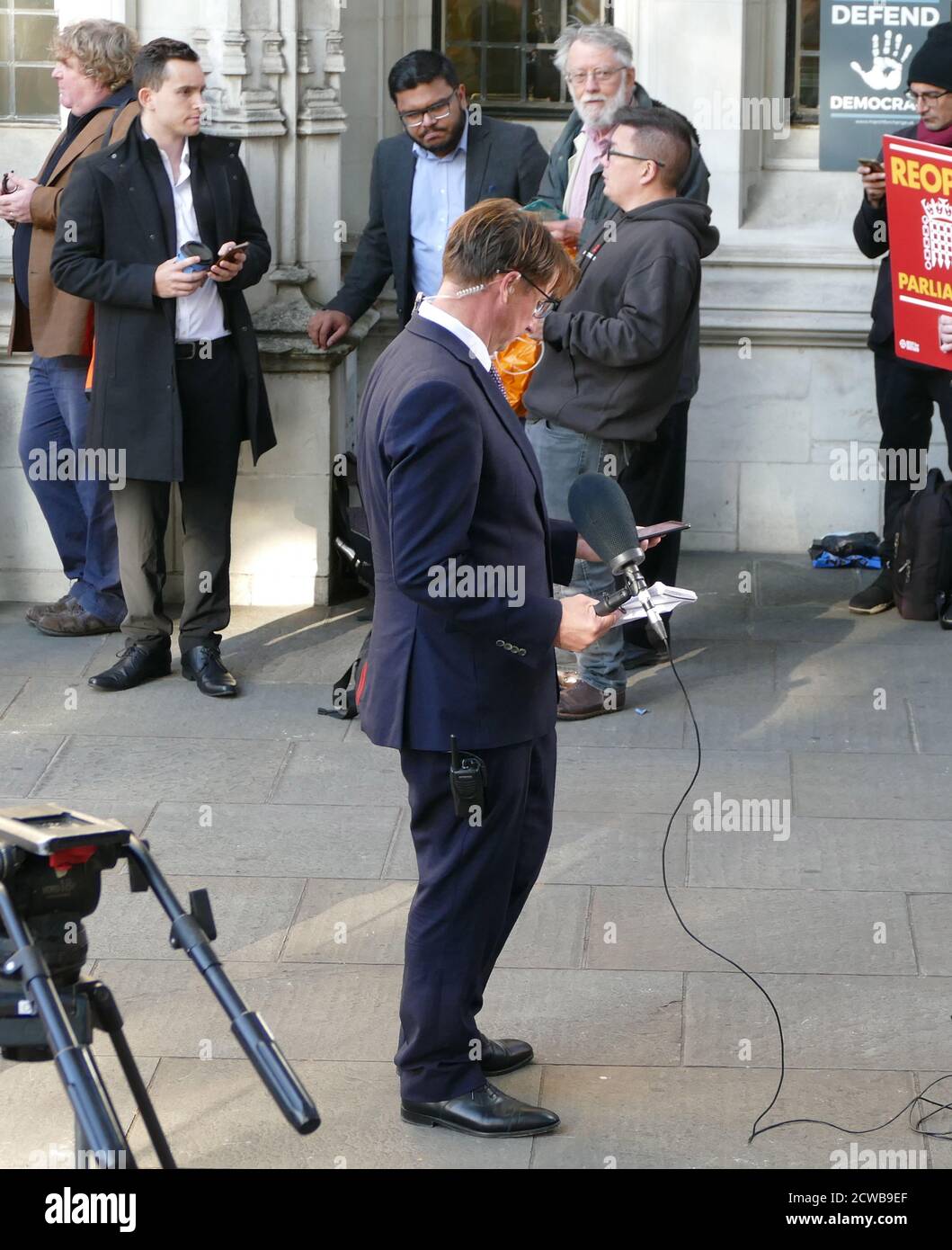 Jason Farrell, corrispondente politico di Sky News, partecipa alla Corte Suprema di Londra per riferire sull'audizione per contestare la Prorogazione del Parlamento. 17 settembre 2019. La proroga del Parlamento è stata ordinata dalla regina Elisabetta II su consiglio del primo ministro conservatore Boris Johnson, il 28 agosto 2019. I politici dell'opposizione lo hanno visto come un tentativo incostituzionale di ridurre il controllo parlamentare del piano Brexit del governo. Foto Stock