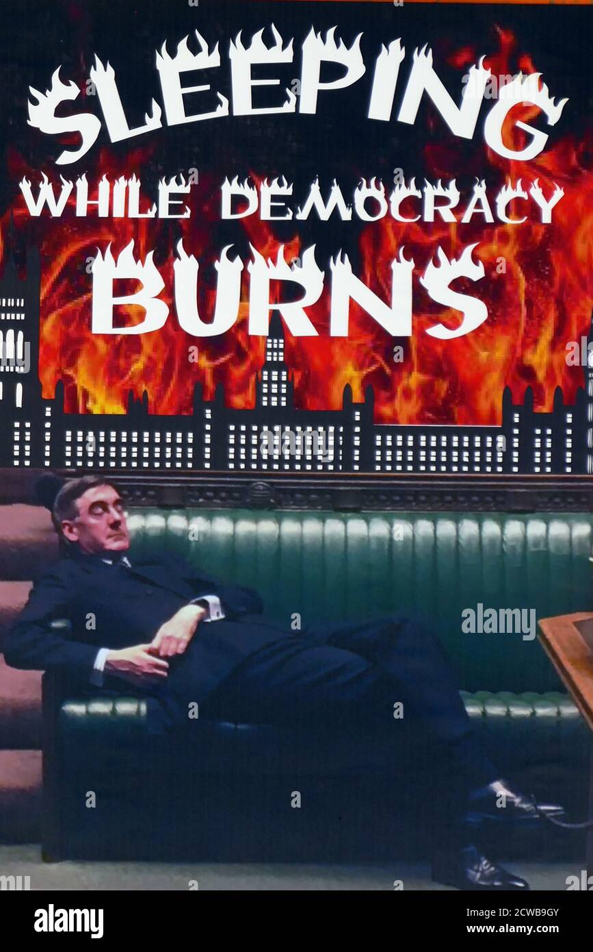 Nel settembre del 2019, politico britannico pro-Brexit, Jacob Rees-Mogg è diventato oggetto di critiche dopo che un suo ritratto si era reclinato sulla panchina della Camera dei Comuni, durante la pubblicazione di un dibattito sulla Brexit sui media. Jacob Rees-Mogg (nato il 24 maggio 1969) è leader della Camera dei Comuni e Signore Presidente del Consiglio dal 2019. Da un poster Pro-restate a un rally Foto Stock