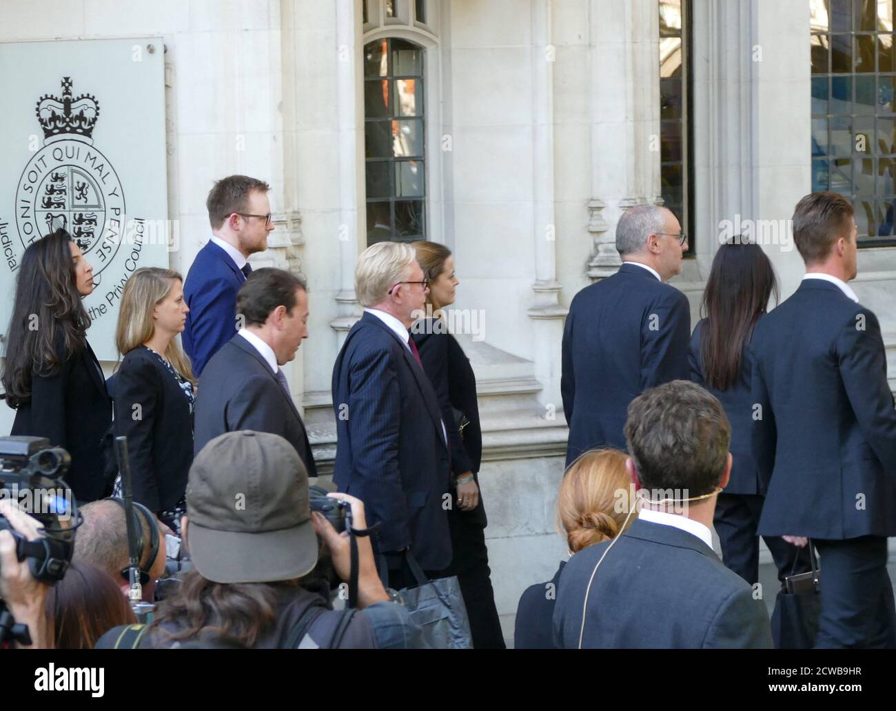 Gina Miller, (centro) e i suoi avvocati (Lord Pannick, a sua destra), lasciano la Corte Suprema di Londra dopo il terzo giorno della sua sfida alla Prorogazione del Parlamento. 19 settembre 2019. La proroga del Parlamento è stata ordinata dalla regina Elisabetta II su consiglio del primo ministro conservatore Boris Johnson, il 28 agosto 2019. I politici dell'opposizione lo hanno visto come un tentativo incostituzionale di ridurre il controllo parlamentare del piano Brexit del governo. Gina Nadira Miller è un imprenditore e un attivista della Guyanese-Britannica che ha iniziato il 2016 R contro Segretario di Stato per l'uscita dalla e Foto Stock