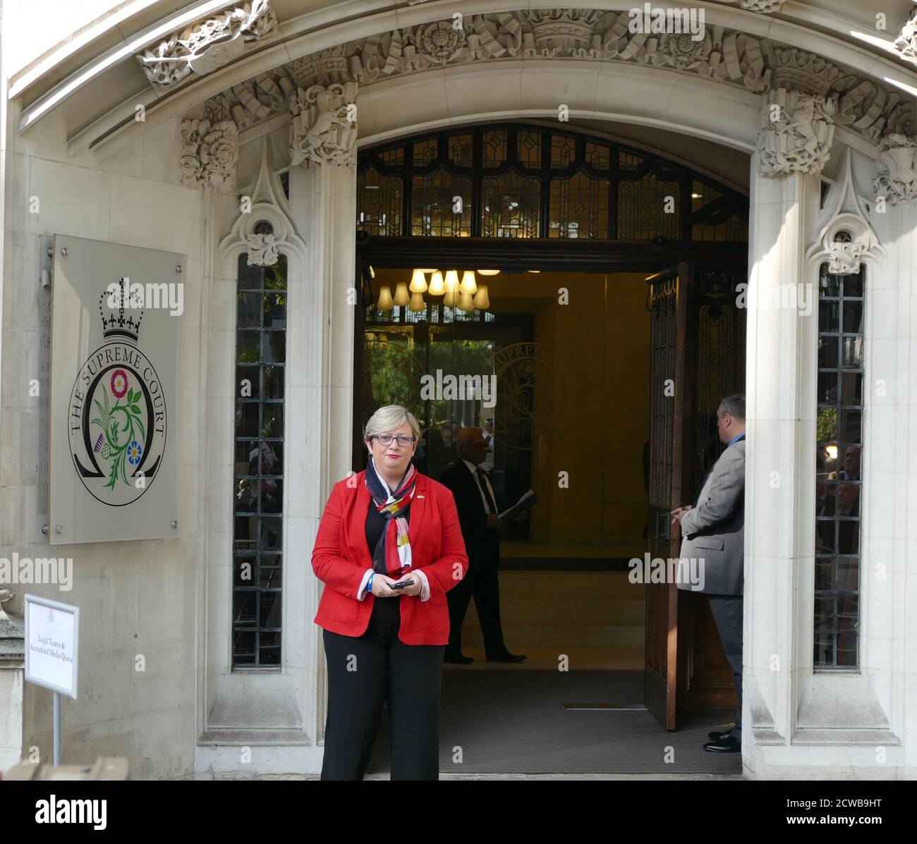 Joanna Cherry, politico scozzese, lascia la Corte Suprema, l'ultimo giorno dell'audizione sulla Prorogazione del Parlamento. Il 2019 28 agosto 2019, la Regina Elisabetta II ha ordinato la proroga del Parlamento del Regno Unito su consiglio del primo ministro conservatore Boris Johnson. I politici dell'opposizione lo hanno visto come un tentativo incostituzionale di ridurre il controllo parlamentare del piano Brexit del governo. Il 24 settembre 2019 la Corte suprema del Regno Unito ha deciso che la proroga era illegittima. Foto Stock