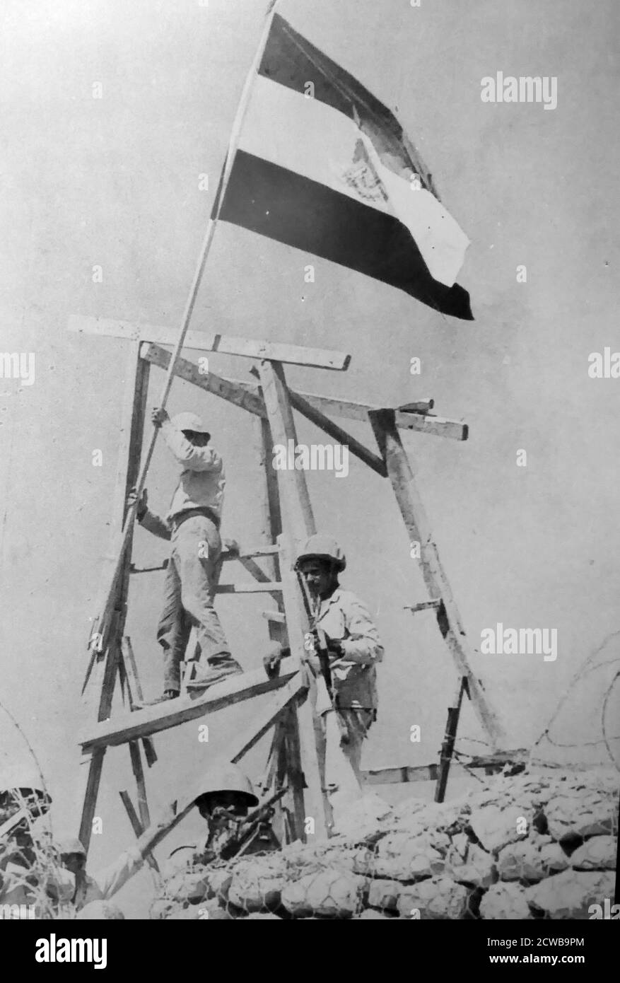 Fotografia dell'innalzamento della bandiera egiziana per il Prima volta sulla linea di difesa israeliana Bar-Lev Foto Stock