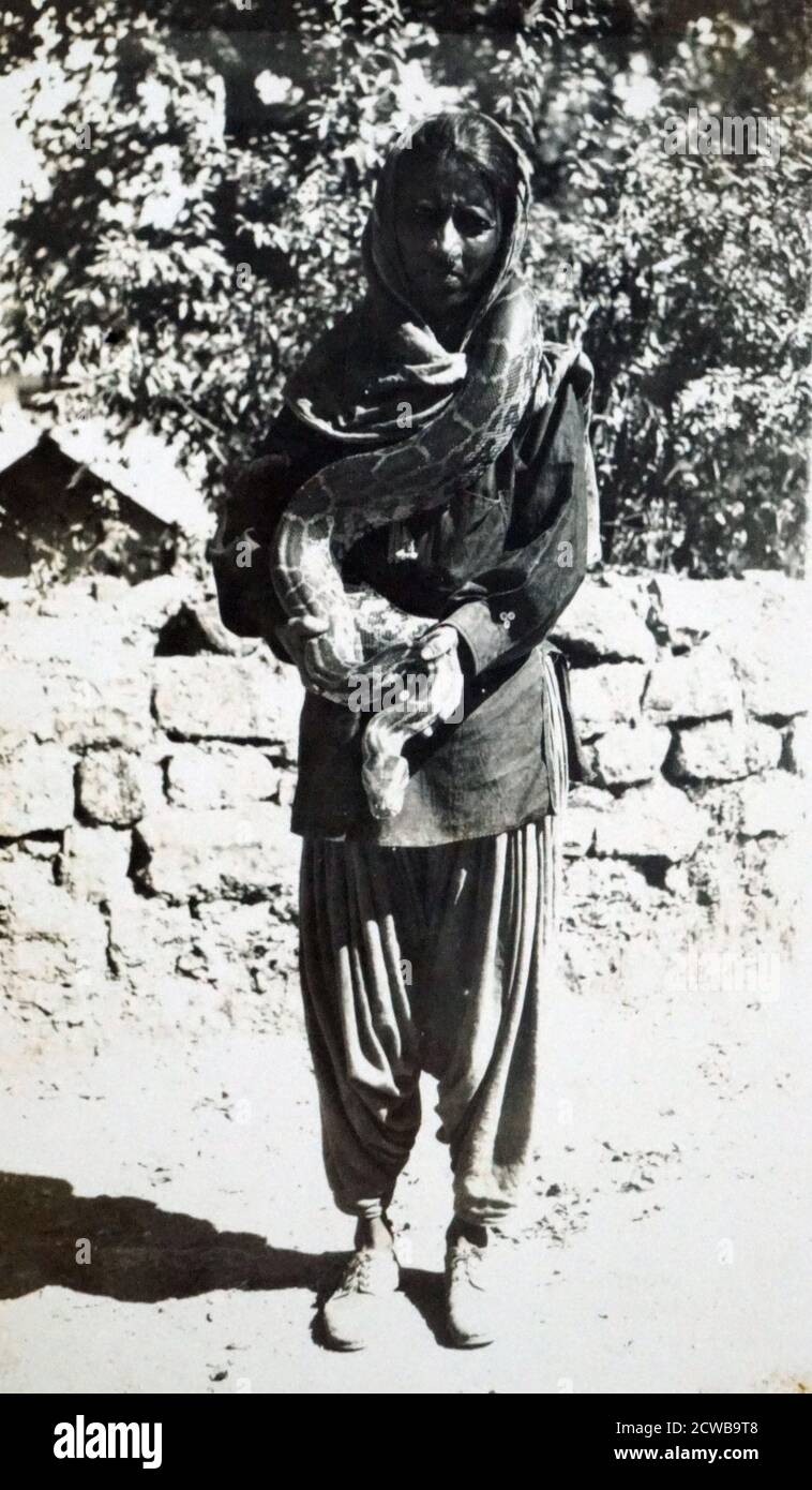 Fotografia di una donna che tiene un pitone Foto Stock