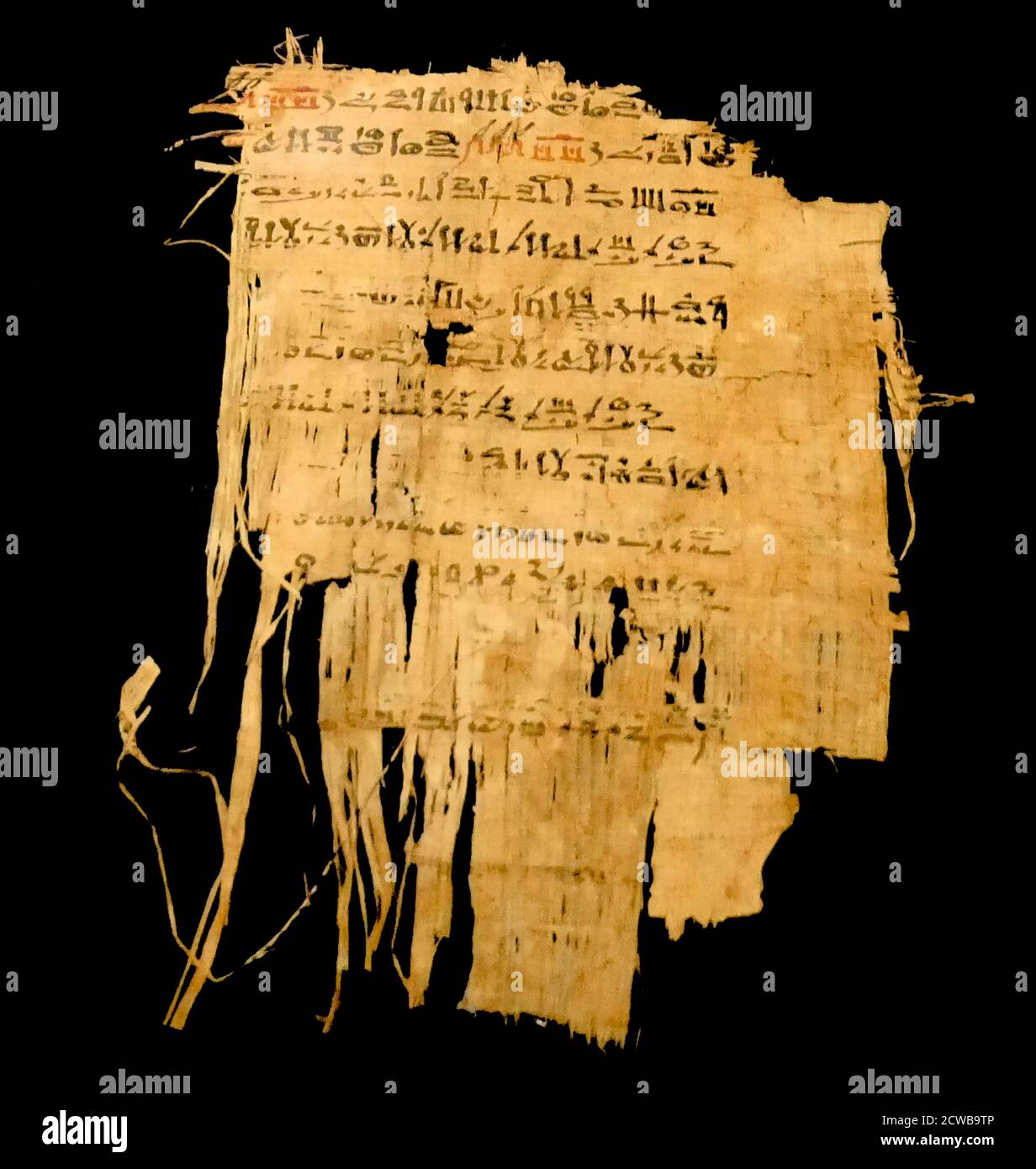 Papiro con ieratico - una forma curativa di geroglifici con inchiostro rosso e nero. Foto Stock
