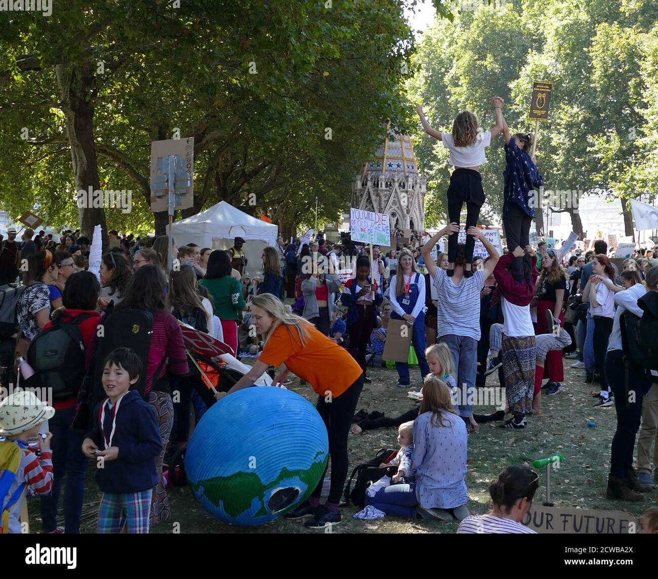 Rally al Victoria Park, vicino al Parlamento, Londra, durante lo sciopero climatico del 20 settembre 2019. Conosciuta anche come la settimana Globale per il futuro, una serie di scioperi e proteste internazionali per chiedere che si agisca per affrontare il cambiamento climatico. Le proteste del 20 settembre sono state probabilmente i più grandi scioperi climatici della storia mondiale. Gli organizzatori hanno riferito che oltre 4 milioni di persone hanno partecipato a scioperi in tutto il mondo, tra cui 300000 persone si sono unite alle proteste del Regno Unito. Greta Thunberg, (nato il 3 gennaio 2003), attivista svedese dell'ambiente, accreditato di aver accrescito la consapevolezza globale dei rischi posti dal cambiamento climatico, e. Foto Stock