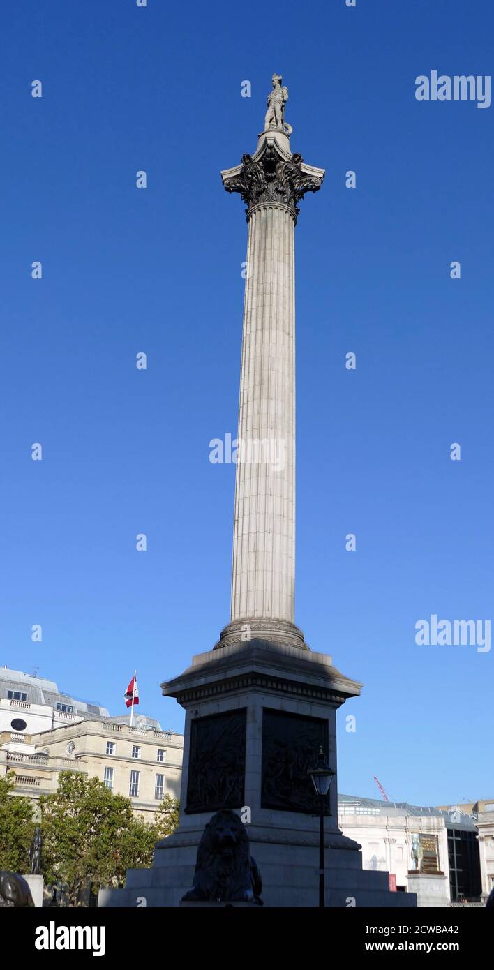 La colonna di Nelson è un monumento in Trafalgar Square, nella città di Westminster, nel centro di Londra, costruito per commemorare l'ammiraglio Horatio Nelson, morto nella battaglia di Trafalgar nel 1805. Il monumento fu costruito tra il 1840 e il 1843 su progetto di William Railton Foto Stock