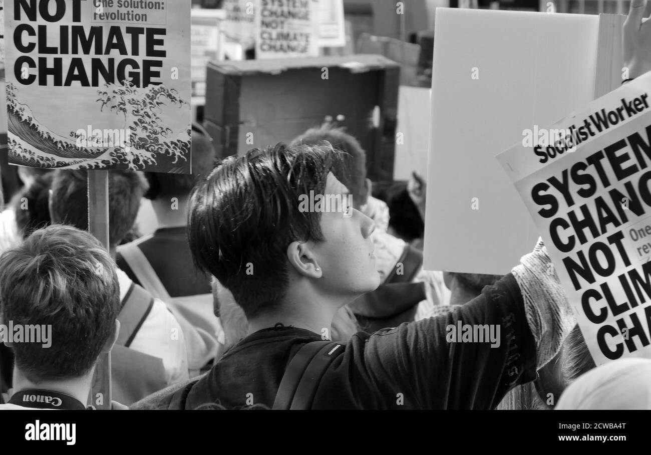 Manifestanti in un rally a Milbank, vicino al Parlamento, Londra, durante lo sciopero climatico del 20 settembre 2019. Conosciuta anche come la settimana Globale per il futuro, una serie di scioperi e proteste internazionali per chiedere che si agisca per affrontare il cambiamento climatico. Le proteste del 20 settembre sono state probabilmente i più grandi scioperi climatici della storia mondiale. Gli organizzatori hanno riferito che oltre 4 milioni di persone hanno partecipato a scioperi in tutto il mondo, tra cui 300000 persone si sono unite alle proteste del Regno Unito. Greta Thunberg, (nato il 3 gennaio 2003), attivista svedese dell'ambiente, accreditato per la sensibilizzazione globale sui rischi posti dal clima ch Foto Stock