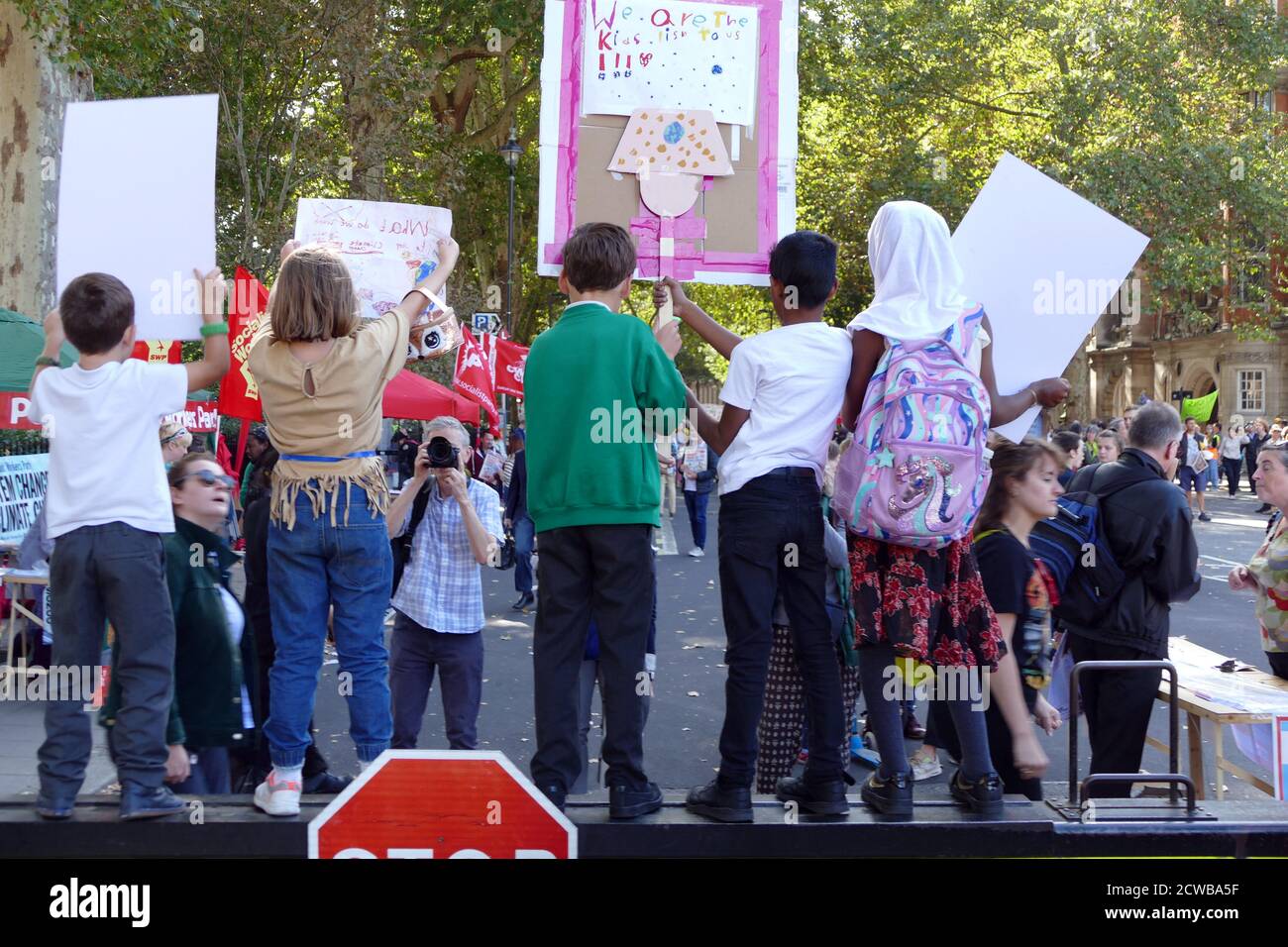 Manifestanti in un rally a Milbank, vicino al Parlamento, Londra, durante lo sciopero climatico del 20 settembre 2019. Conosciuta anche come la settimana Globale per il futuro, una serie di scioperi e proteste internazionali per chiedere che si agisca per affrontare il cambiamento climatico. Le proteste del 20 settembre sono state probabilmente i più grandi scioperi climatici della storia mondiale. Gli organizzatori hanno riferito che oltre 4 milioni di persone hanno partecipato a scioperi in tutto il mondo, tra cui 300000 persone si sono unite alle proteste del Regno Unito. Greta Thunberg, (nato il 3 gennaio 2003), attivista svedese dell'ambiente, accreditato per la sensibilizzazione globale sui rischi posti dal clima ch Foto Stock