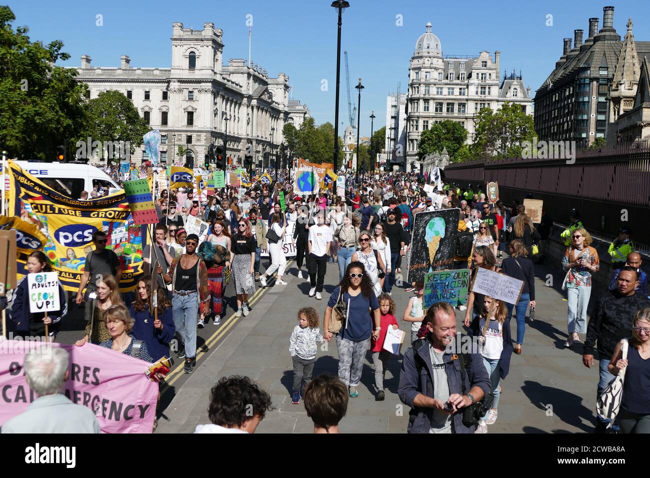 I manifestanti marciano vicino al Parlamento, Londra, durante lo sciopero climatico del 20 settembre 2019. Conosciuta anche come la settimana Globale per il futuro, una serie di scioperi e proteste internazionali per chiedere che si agisca per affrontare il cambiamento climatico. Le proteste del 20 settembre sono state probabilmente i più grandi scioperi climatici della storia mondiale. Gli organizzatori hanno riferito che oltre 4 milioni di persone hanno partecipato a scioperi in tutto il mondo, tra cui 300000 persone si sono unite alle proteste del Regno Unito Foto Stock