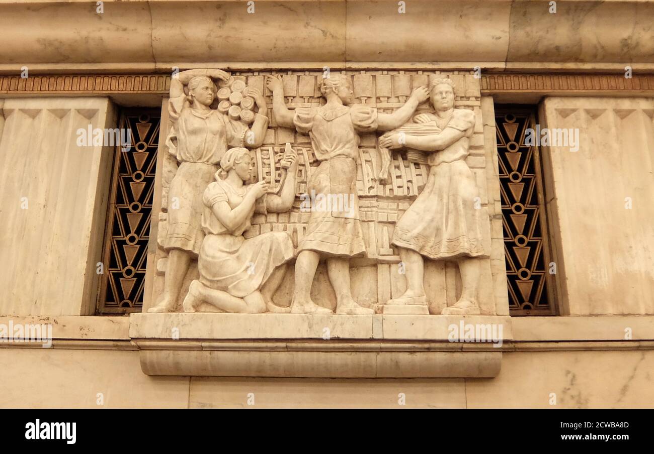 Elektrozavodskaya, stazione della metropolitana di Mosca sulla linea Arbatsko-Pokrovskaya. Costruita come parte della terza fase della metropolitana di Mosca e aperta il 15 maggio 1944 durante la seconda guerra mondiale, la stazione è uno dei simboli iconici del sistema di trasporto dell'epoca sovietica. L'eredità della stazione era che serve come un ponte tra l'architettura stalinista influenzata dall'Art Deco prima della guerra Foto Stock