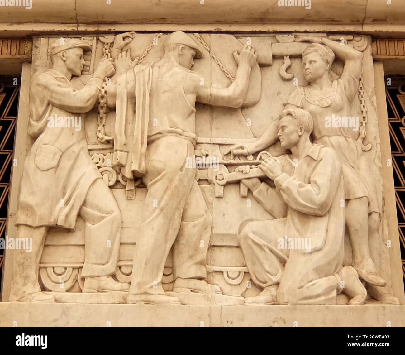 Elektrozavodskaya, stazione della metropolitana di Mosca sulla linea Arbatsko-Pokrovskaya. Costruita come parte della terza fase della metropolitana di Mosca e aperta il 15 maggio 1944 durante la seconda guerra mondiale, la stazione è uno dei simboli iconici del sistema di trasporto dell'epoca sovietica. L'eredità della stazione era che serve come un ponte tra l'architettura stalinista influenzata dall'Art Deco prima della guerra Foto Stock