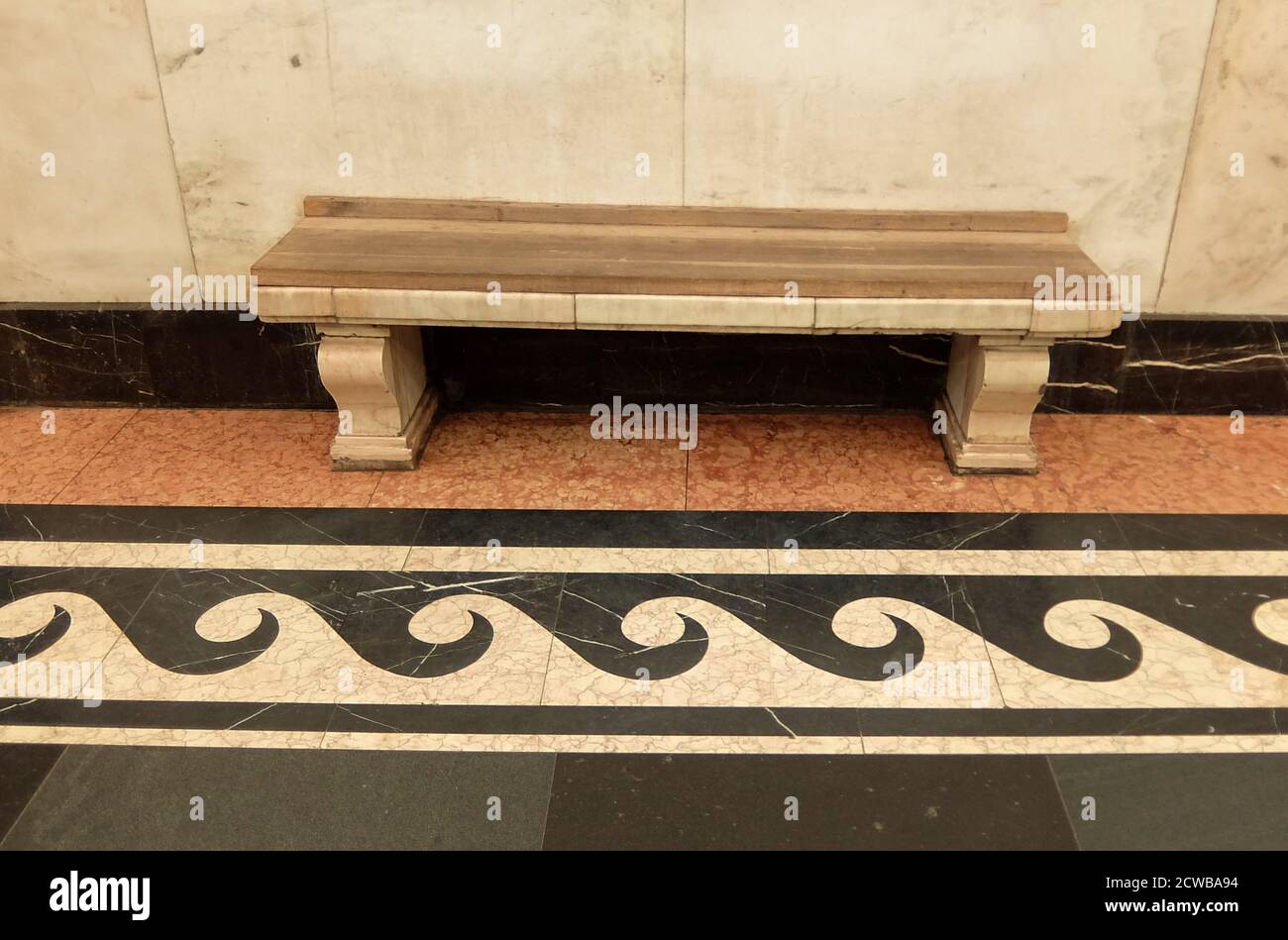 Elektrozavodskaya, stazione della metropolitana di Mosca sulla linea Arbatsko-Pokrovskaya. Costruita come parte della terza fase della metropolitana di Mosca e aperta il 15 maggio 1944 durante la seconda guerra mondiale, la stazione è uno dei simboli iconici del sistema di trasporto dell'epoca sovietica. L'eredità della stazione era che serve come un ponte tra l'architettura stalinista influenzata dall'Art Deco prima della guerra Foto Stock