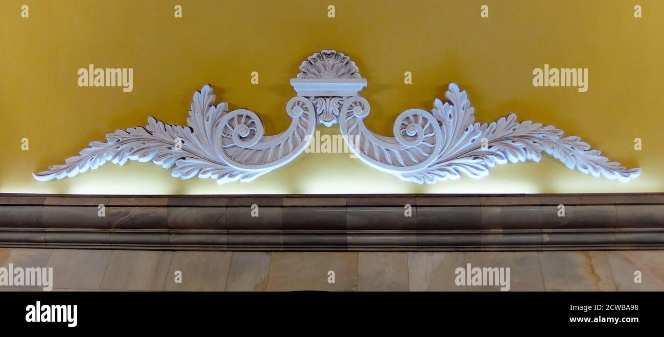 Stazione della metropolitana Komsomolskaya nel quartiere Krasnoselsky, Mosca. La stazione è nota per la sua posizione sotto il più trafficato centro di trasporto di Mosca, Piazza Komsomolskaya. Il primo segmento meridionale della linea Koltsevaya è dedicato alla vittoria sulla Germania nazista, il segmento settentrionale è dedicato al tema del lavoro post-bellico. Komsomolskaya, tuttavia, è una chiara eccezione: Il lead designer Alexey Shchusev lo ha progettato come illustrazione di un discorso storico tenuto da Joseph Stalin il 7 novembre 1941. In questo discorso, Stalin ha evocato i ricordi di Alexander Nevsky, Dmitry Donskoy e altri miti Foto Stock