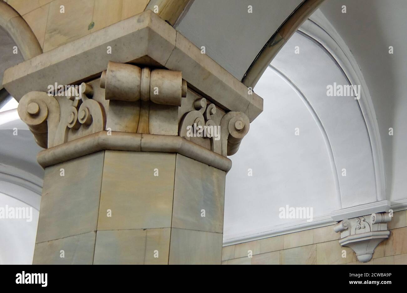 Stazione della metropolitana Komsomolskaya nel quartiere Krasnoselsky, Mosca. La stazione è nota per la sua posizione sotto il più trafficato centro di trasporto di Mosca, Piazza Komsomolskaya. Il primo segmento meridionale della linea Koltsevaya è dedicato alla vittoria sulla Germania nazista, il segmento settentrionale è dedicato al tema del lavoro post-bellico. Komsomolskaya, tuttavia, è una chiara eccezione: Il lead designer Alexey Shchusev lo ha progettato come illustrazione di un discorso storico tenuto da Joseph Stalin il 7 novembre 1941. In questo discorso, Stalin ha evocato i ricordi di Alexander Nevsky, Dmitry Donskoy e altri miti Foto Stock