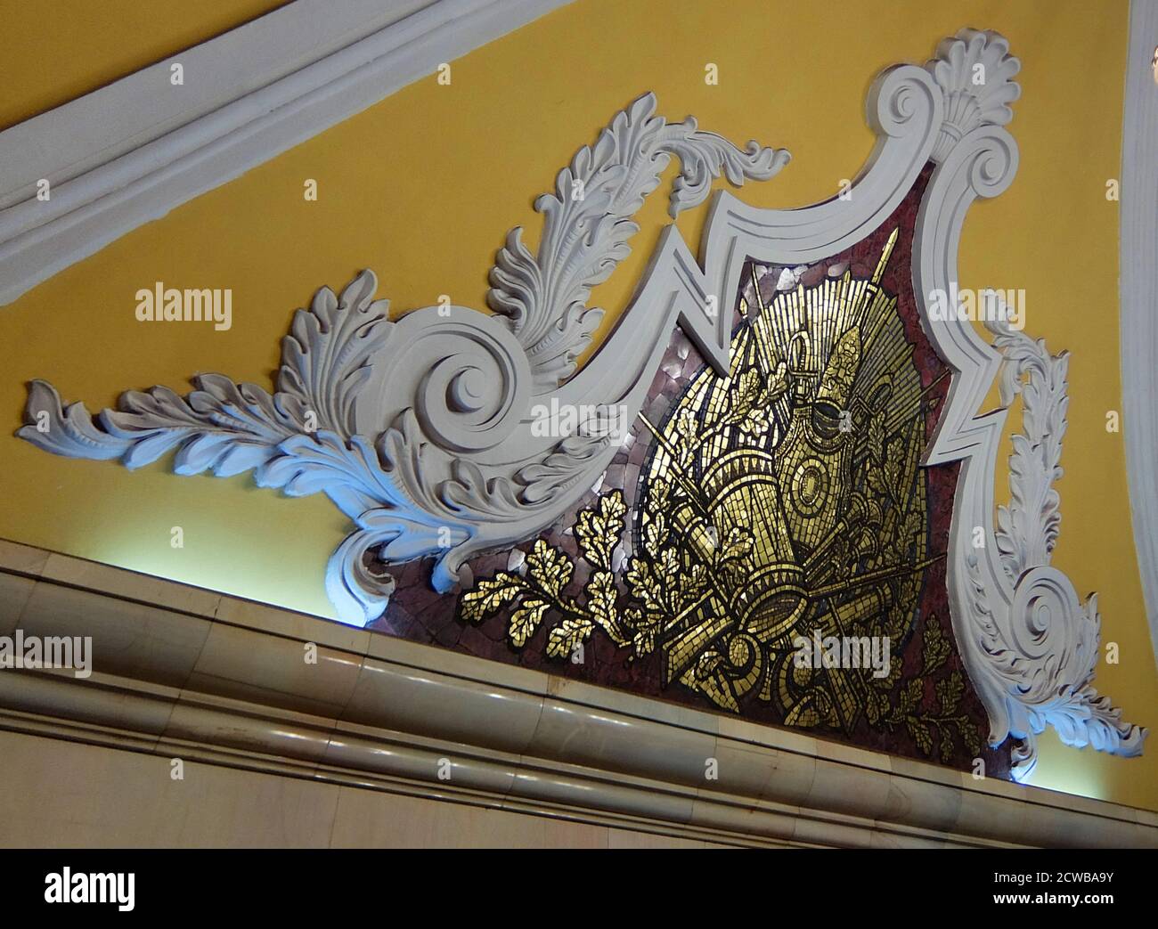 Stazione della metropolitana Komsomolskaya nel quartiere Krasnoselsky, Mosca. La stazione è nota per la sua posizione sotto il più trafficato centro di trasporto di Mosca, Piazza Komsomolskaya. Il primo segmento meridionale della linea Koltsevaya è dedicato alla vittoria sulla Germania nazista, il segmento settentrionale è dedicato al tema del lavoro post-bellico. Komsomolskaya, tuttavia, è una chiara eccezione: Il lead designer Alexey Shchusev lo ha progettato come illustrazione di un discorso storico tenuto da Joseph Stalin il 7 novembre 1941. In questo discorso, Stalin ha evocato i ricordi di Alexander Nevsky, Dmitry Donskoy e altri miti Foto Stock