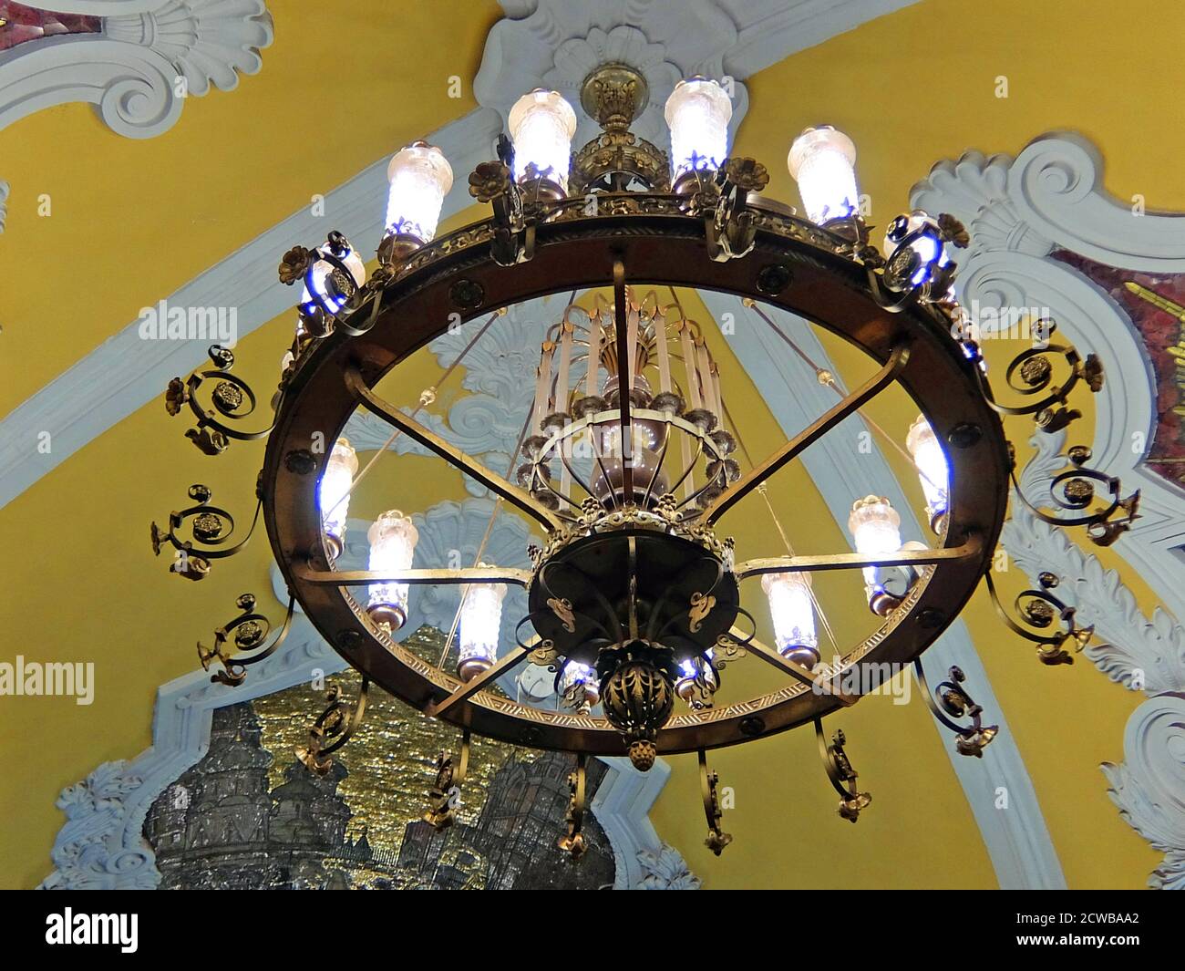 Stazione della metropolitana Komsomolskaya nel quartiere Krasnoselsky, Mosca. La stazione è nota per la sua posizione sotto il più trafficato centro di trasporto di Mosca, Piazza Komsomolskaya. Il primo segmento meridionale della linea Koltsevaya è dedicato alla vittoria sulla Germania nazista, il segmento settentrionale è dedicato al tema del lavoro post-bellico. Komsomolskaya, tuttavia, è una chiara eccezione: Il lead designer Alexey Shchusev lo ha progettato come illustrazione di un discorso storico tenuto da Joseph Stalin il 7 novembre 1941. In questo discorso, Stalin ha evocato i ricordi di Alexander Nevsky, Dmitry Donskoy e altri miti Foto Stock