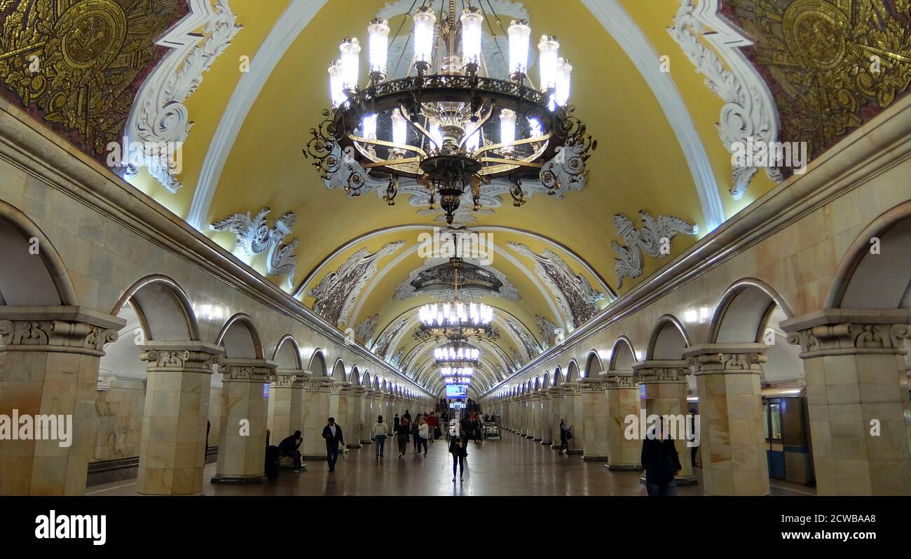 Stazione della metropolitana Komsomolskaya nel quartiere Krasnoselsky, Mosca. La stazione è nota per la sua posizione sotto il più trafficato centro di trasporto di Mosca, Piazza Komsomolskaya. Il primo segmento meridionale della linea Koltsevaya è dedicato alla vittoria sulla Germania nazista, il segmento settentrionale è dedicato al tema del lavoro post-bellico. Komsomolskaya, tuttavia, è una chiara eccezione: Il lead designer Alexey Shchusev lo ha progettato come illustrazione di un discorso storico tenuto da Joseph Stalin il 7 novembre 1941. In questo discorso, Stalin ha evocato i ricordi di Alexander Nevsky, Dmitry Donskoy e altri miti Foto Stock
