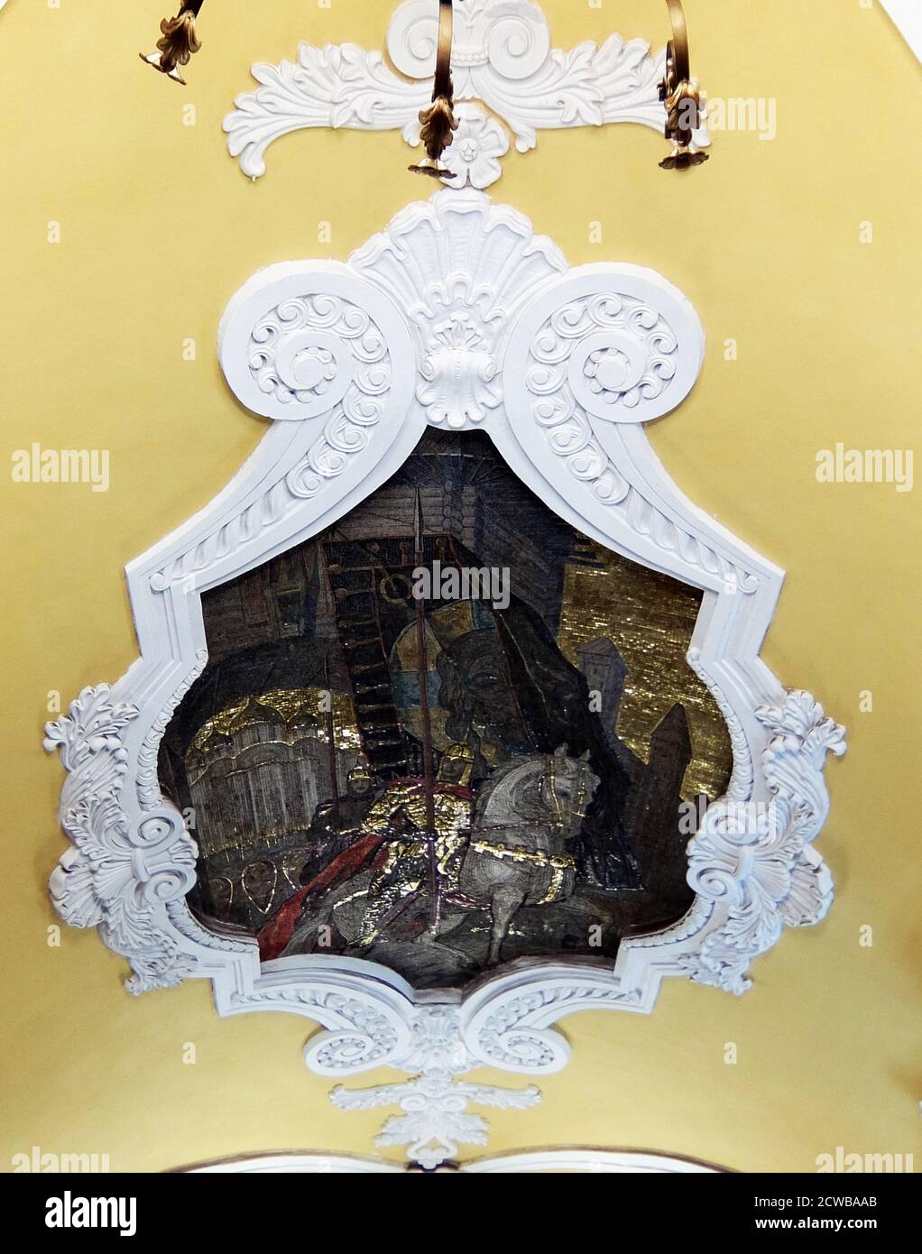 Stazione della metropolitana Komsomolskaya nel quartiere Krasnoselsky, Mosca. La stazione è nota per la sua posizione sotto il più trafficato centro di trasporto di Mosca, Piazza Komsomolskaya. Il primo segmento meridionale della linea Koltsevaya è dedicato alla vittoria sulla Germania nazista, il segmento settentrionale è dedicato al tema del lavoro post-bellico. Komsomolskaya, tuttavia, è una chiara eccezione: Il lead designer Alexey Shchusev lo ha progettato come illustrazione di un discorso storico tenuto da Joseph Stalin il 7 novembre 1941. In questo discorso, Stalin ha evocato i ricordi di Alexander Nevsky, Dmitry Donskoy e altri miti Foto Stock