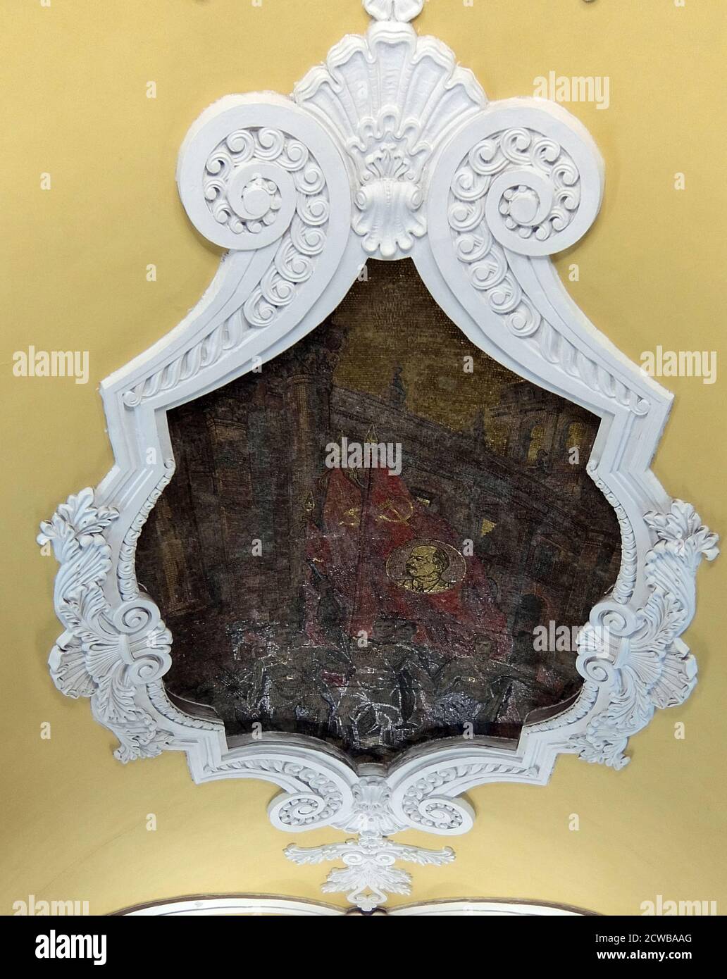 Stazione della metropolitana Komsomolskaya nel quartiere Krasnoselsky, Mosca. La stazione è nota per la sua posizione sotto il più trafficato centro di trasporto di Mosca, Piazza Komsomolskaya. Il primo segmento meridionale della linea Koltsevaya è dedicato alla vittoria sulla Germania nazista, il segmento settentrionale è dedicato al tema del lavoro post-bellico. Komsomolskaya, tuttavia, è una chiara eccezione: Il lead designer Alexey Shchusev lo ha progettato come illustrazione di un discorso storico tenuto da Joseph Stalin il 7 novembre 1941. In questo discorso, Stalin ha evocato i ricordi di Alexander Nevsky, Dmitry Donskoy e altri miti Foto Stock