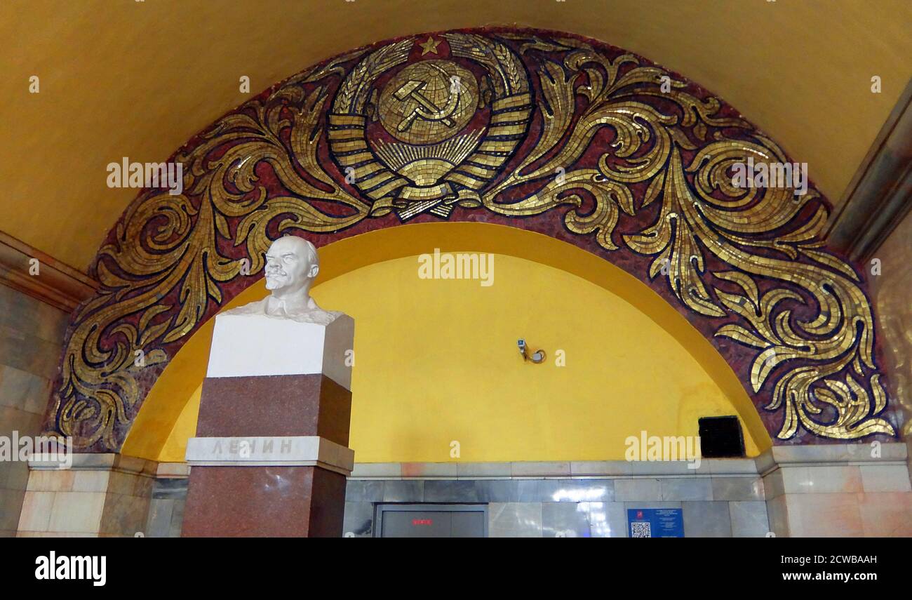 Stazione della metropolitana Komsomolskaya nel quartiere Krasnoselsky, Mosca. La stazione è nota per la sua posizione sotto il più trafficato centro di trasporto di Mosca, Piazza Komsomolskaya. Il primo segmento meridionale della linea Koltsevaya è dedicato alla vittoria sulla Germania nazista, il segmento settentrionale è dedicato al tema del lavoro post-bellico. Komsomolskaya, tuttavia, è una chiara eccezione: Il lead designer Alexey Shchusev lo ha progettato come illustrazione di un discorso storico tenuto da Joseph Stalin il 7 novembre 1941. In questo discorso, Stalin ha evocato i ricordi di Alexander Nevsky, Dmitry Donskoy e altri miti Foto Stock