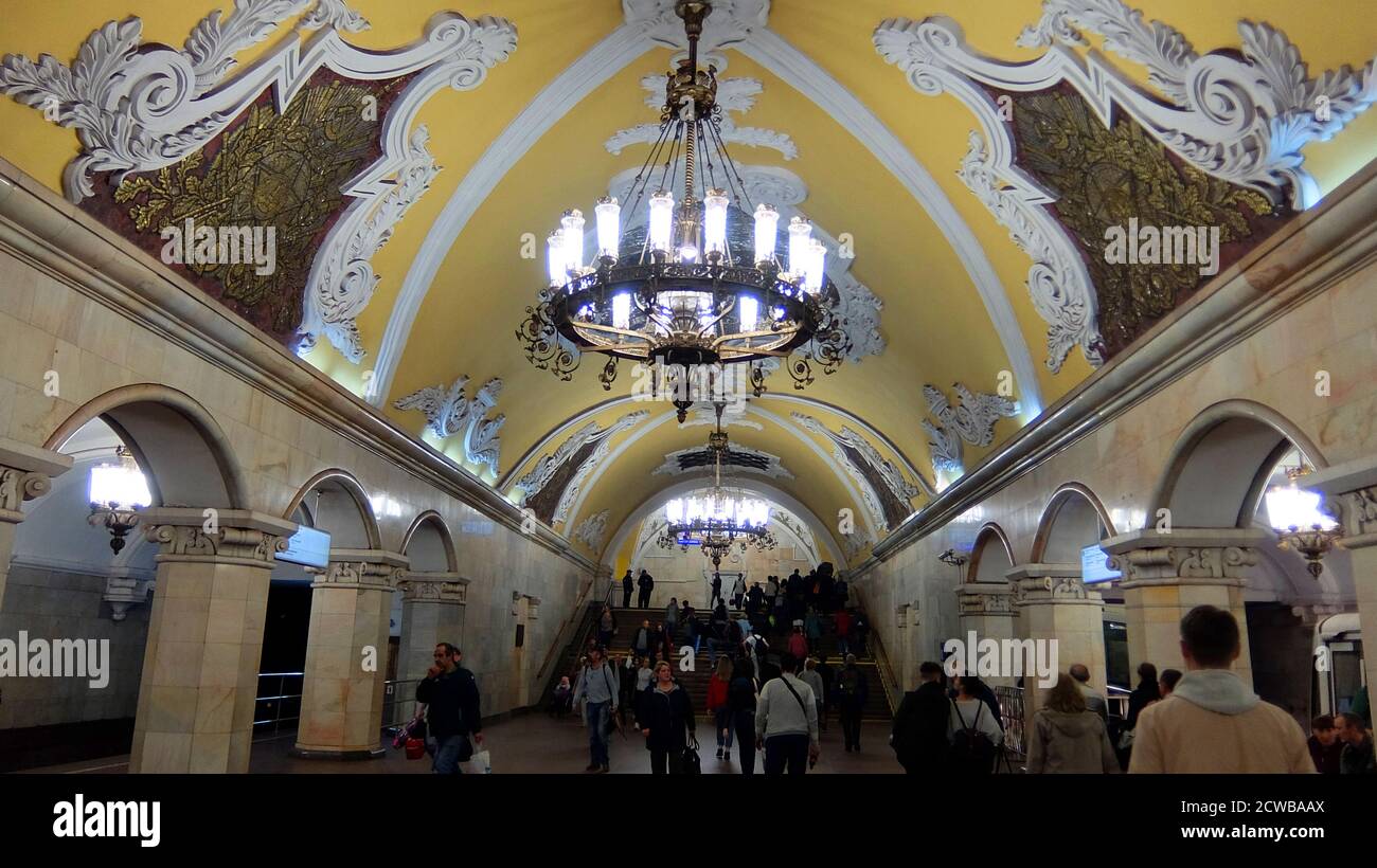 Stazione della metropolitana Komsomolskaya nel quartiere Krasnoselsky, Mosca. La stazione è nota per la sua posizione sotto il più trafficato centro di trasporto di Mosca, Piazza Komsomolskaya. Il primo segmento meridionale della linea Koltsevaya è dedicato alla vittoria sulla Germania nazista, il segmento settentrionale è dedicato al tema del lavoro post-bellico. Komsomolskaya, tuttavia, è una chiara eccezione: Il lead designer Alexey Shchusev lo ha progettato come illustrazione di un discorso storico tenuto da Joseph Stalin il 7 novembre 1941. In questo discorso, Stalin ha evocato i ricordi di Alexander Nevsky, Dmitry Donskoy e altri miti Foto Stock