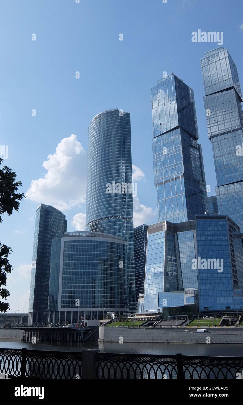 Complesso misto Città delle capitali composto da due grattacieli e un edificio di uffici situato sul terreno 9 del Moscow International Business Center di Mosca, Russia. Superficie totale di 288,680 metri quadrati (3,107,300 piedi quadrati). Foto Stock
