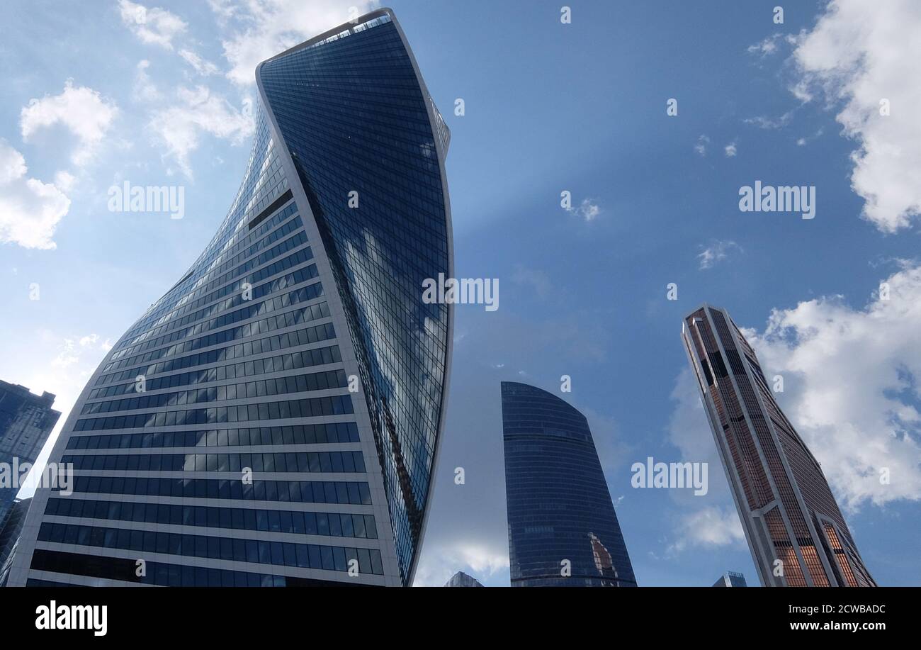 Il grattacielo Evolution Tower, situato nel Moscow International Business Center di Mosca, Russia. L'edificio degli uffici a 55 piani ha un'altezza di 246 metri (807 piedi) e un'area totale di 169,000 metri quadrati (1,820,000 piedi quadrati). Noto a Mosca per la sua forma futuristica simile al DNA, l'edificio è stato progettato dall'architetto britannico Tony Kettle in collaborazione con il professore di arte Karen Forbes dell'Università di Edimburgo. La costruzione della torre è iniziata nel 2011 e completata alla fine del 2014. Foto Stock