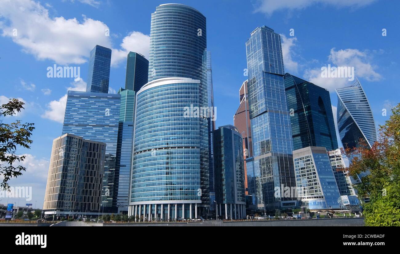 Il Moscow International Business Center (MIBC), noto come Moskva-City, è un centro commerciale situato a est della terza tangenziale, al confine occidentale del quartiere Prernensky, nell'Okrug amministrativo centrale della città di Mosca, Russia. Il governo di Mosca ha concepito il progetto per la prima volta nel 1992, come uno sviluppo misto di uffici, abitazioni, negozi e strutture di intrattenimento. Foto Stock
