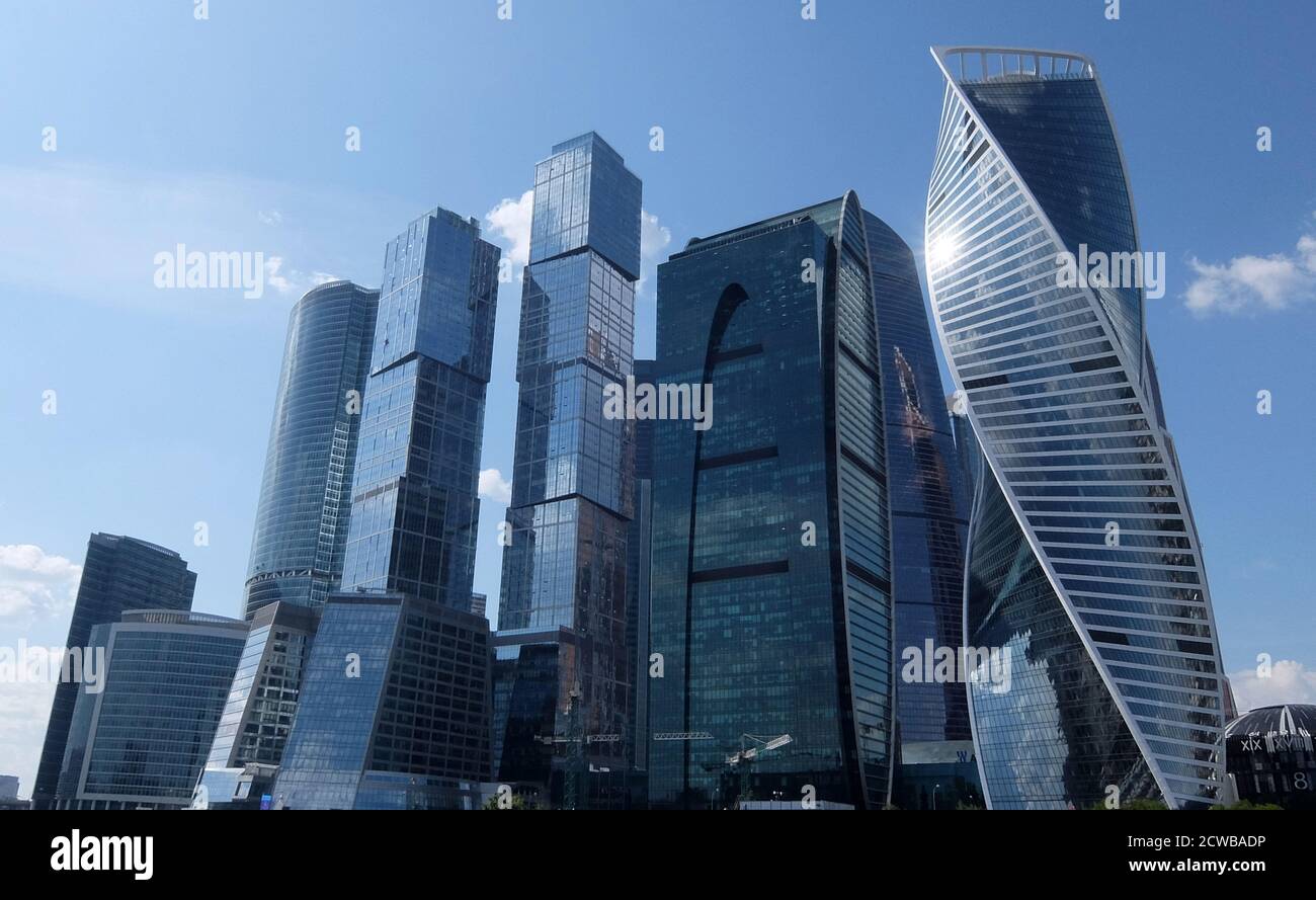 Il grattacielo Evolution Tower, situato nel Moscow International Business Center di Mosca, Russia. L'edificio degli uffici a 55 piani ha un'altezza di 246 metri (807 piedi) e un'area totale di 169,000 metri quadrati (1,820,000 piedi quadrati). Noto a Mosca per la sua forma futuristica simile al DNA, l'edificio è stato progettato dall'architetto britannico Tony Kettle in collaborazione con il professore di arte Karen Forbes dell'Università di Edimburgo. La costruzione della torre è iniziata nel 2011 e completata alla fine del 2014. Foto Stock