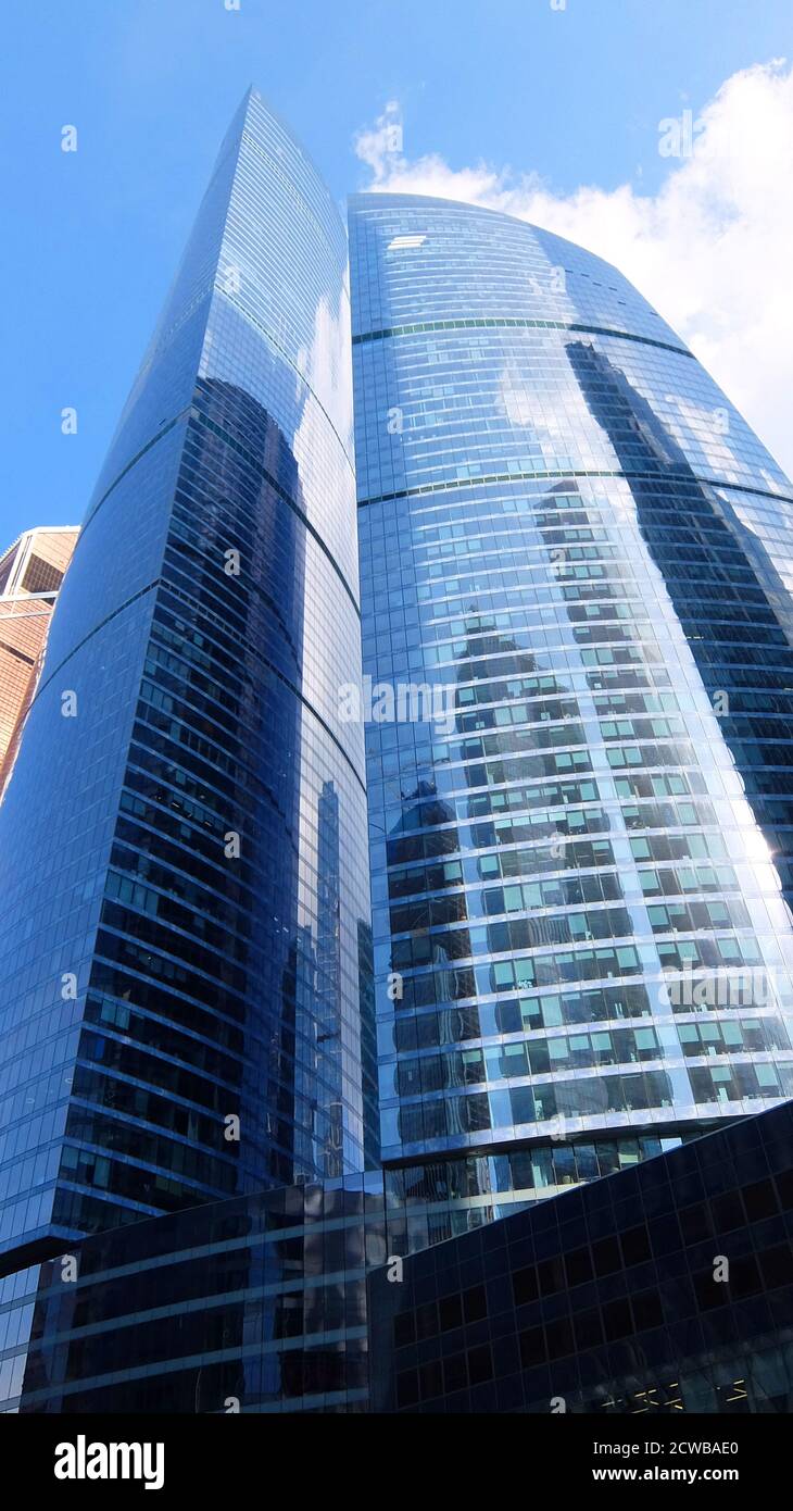 I grattacieli DI OKO si trovano sul terreno 16 nel Moscow International Business Center (MIBC) a Mosca, Russia. Occupando una superficie totale di circa 250,000 metri quadrati (2,700,000 piedi quadrati), il complesso ad uso misto ospita appartamenti, spazi per uffici, un hotel a 5 stelle e altri servizi. Foto Stock