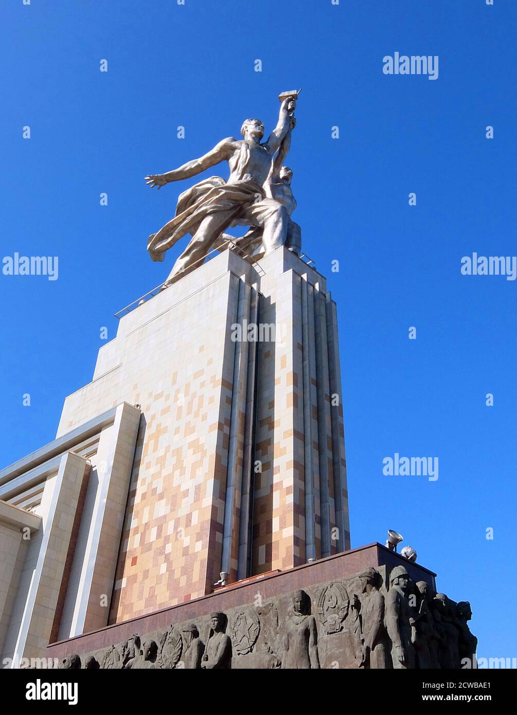 Operaio e la scultura di Kolkhoz Donna a Mosca, raffigura due figure con una falce e un martello sollevati sulla testa. E' alta 24.5 metri (78 piedi), realizzata in acciaio inossidabile da vera Mukhina per la Fiera Mondiale del 1937 a Parigi e successivamente trasferita a Mosca. La scultura è un esempio dello stile realistico socialista, così come dello stile Art Deco. L'operaio tiene in mano un martello e la donna del kolkhoz una falce per formare il simbolo del martello e della falce. Foto Stock