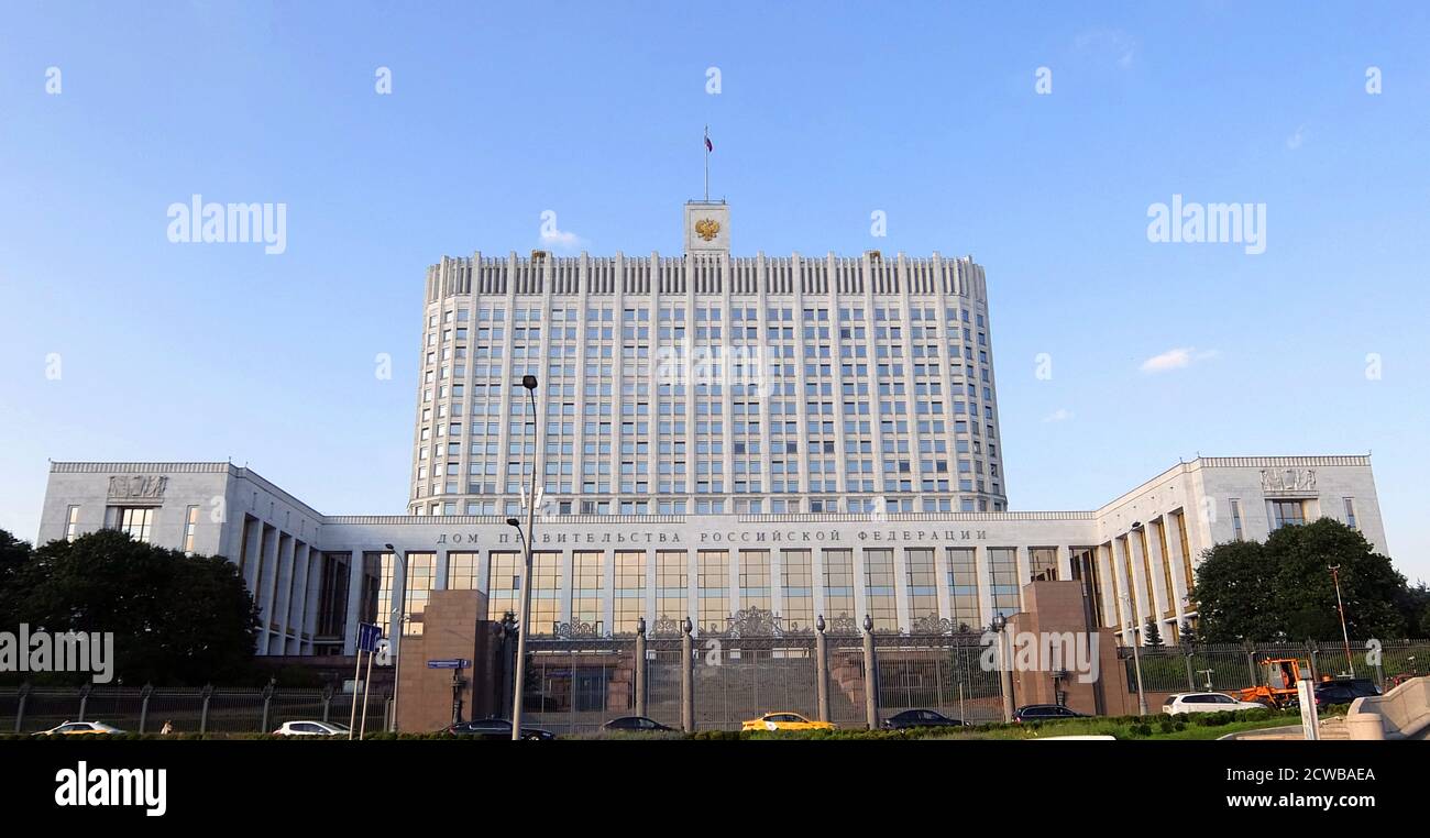 La Casa Bianca o Casa del Governo della Federazione Russa, è un edificio governativo a Mosca. Si trova sull'argine Krasnopresnenskaya. L'edificio funge da ufficio principale del governo russo ed è il luogo di lavoro ufficiale del primo ministro russo. Gli architetti Dmitry ceculin e Pavel Shteller progettarono la Casa Bianca, originariamente chiamata Casa dei Soviet. Il progetto generale segue il progetto cecolino del 1934 dell'edificio Aeroflot. La costruzione iniziò nel 1965 e terminò nel 1981. Dopo il completamento dell'edificio nel 1981, il Soviet supremo di Ru Foto Stock