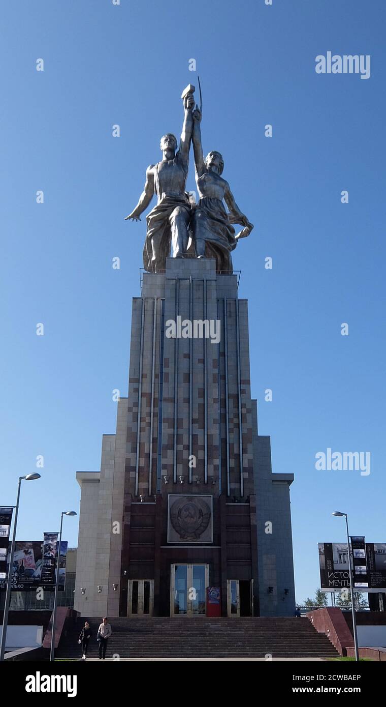 Operaio e la scultura di Kolkhoz Donna a Mosca, raffigura due figure con una falce e un martello sollevati sulla testa. E' alta 24.5 metri (78 piedi), realizzata in acciaio inossidabile da vera Mukhina per la Fiera Mondiale del 1937 a Parigi e successivamente trasferita a Mosca. La scultura è un esempio dello stile realistico socialista, così come dello stile Art Deco. L'operaio tiene in mano un martello e la donna del kolkhoz una falce per formare il simbolo del martello e della falce. Foto Stock