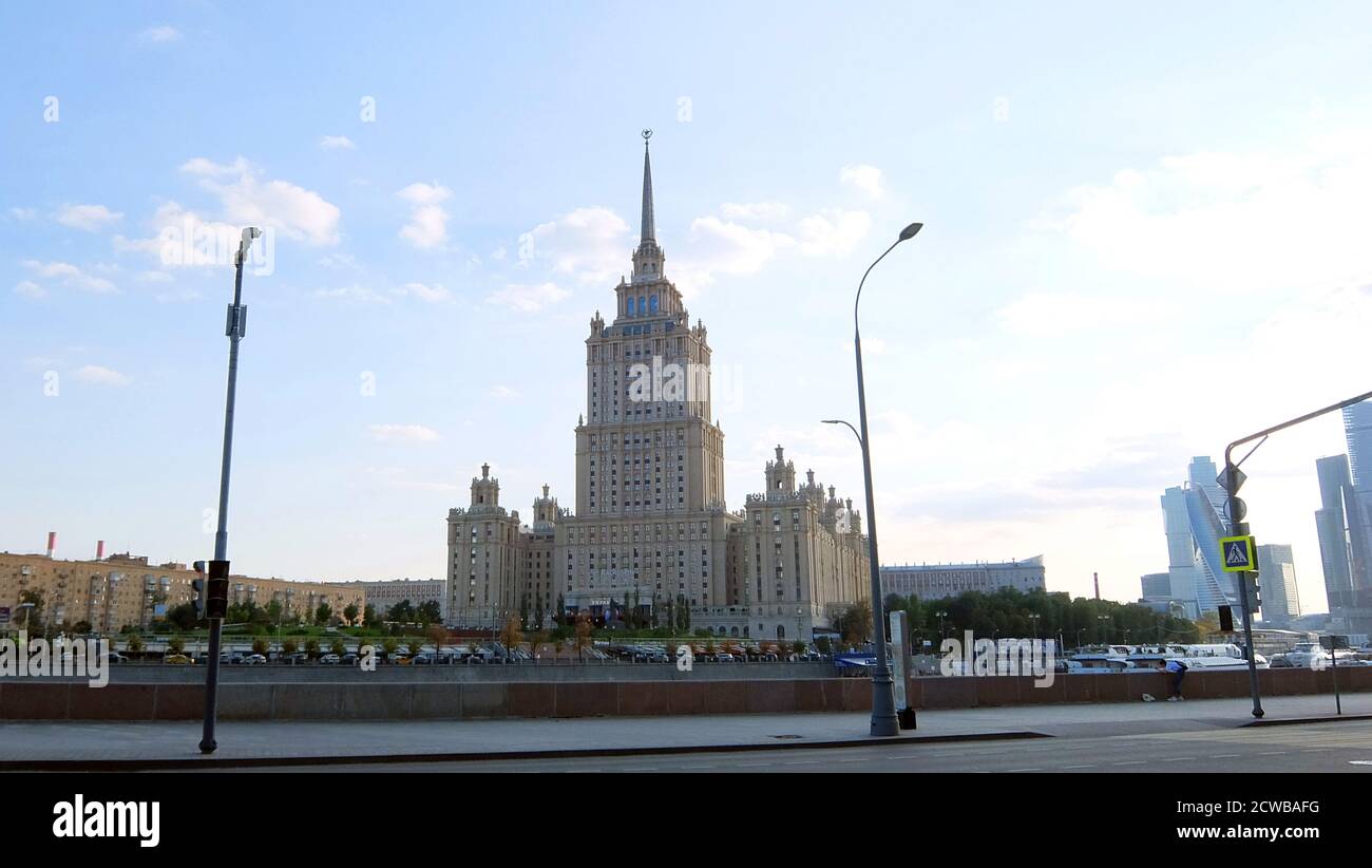 La Casa Bianca o Casa del Governo della Federazione Russa, è un edificio governativo a Mosca. Si trova sull'argine Krasnopresnenskaya. L'edificio funge da ufficio principale del governo russo ed è il luogo di lavoro ufficiale del primo ministro russo. Gli architetti Dmitry ceculin e Pavel Shteller progettarono la Casa Bianca, originariamente chiamata Casa dei Soviet. Il progetto generale segue il progetto cecolino del 1934 dell'edificio Aeroflot. La costruzione iniziò nel 1965 e terminò nel 1981. Dopo il completamento dell'edificio nel 1981, il Soviet supremo di Ru Foto Stock