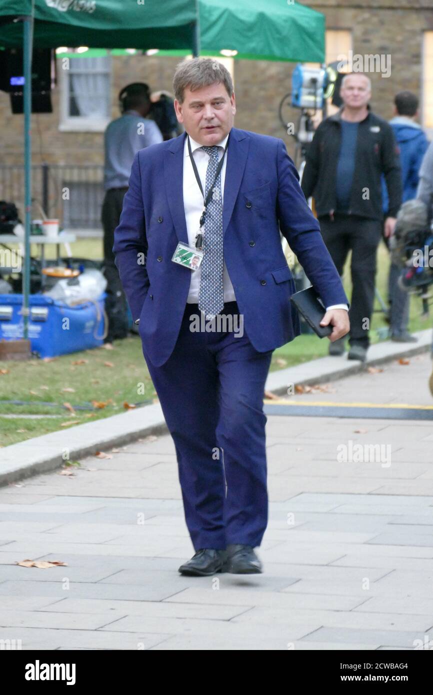 Andrew Bridgen (nato nel 1964) politico e uomo d'affari del Partito conservatore. Dal maggio 2010 è membro del Parlamento (parlamentare) per la circoscrizione del Leicestershire Nord Ovest. Figura di spicco a destra del partito, è un critico a lungo termine dell’Unione europea e ha sostenuto la Brexit nel referendum sull’adesione all’Unione europea del Regno Unito del 2016. È un sostenitore vocale del gruppo euroscettico di pressione congedo significa congedo. Fotografato il 25 maggio 2019 dopo che il Parlamento fu riaperto quando la Prorogazione fu ribaltata. Foto Stock